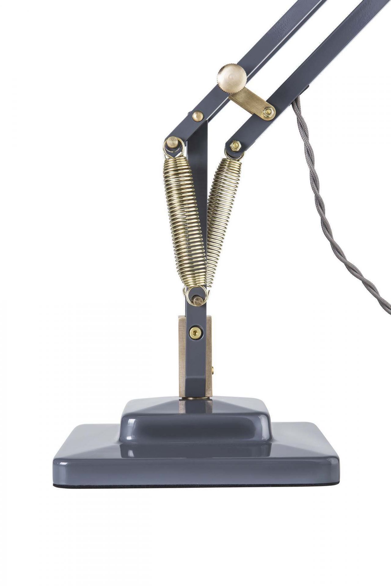 Detailaufnahme der Original 1227 Anglepoise Tischleuchte in Messing, die ikonisches Design und hochwertige Materialien vereint.