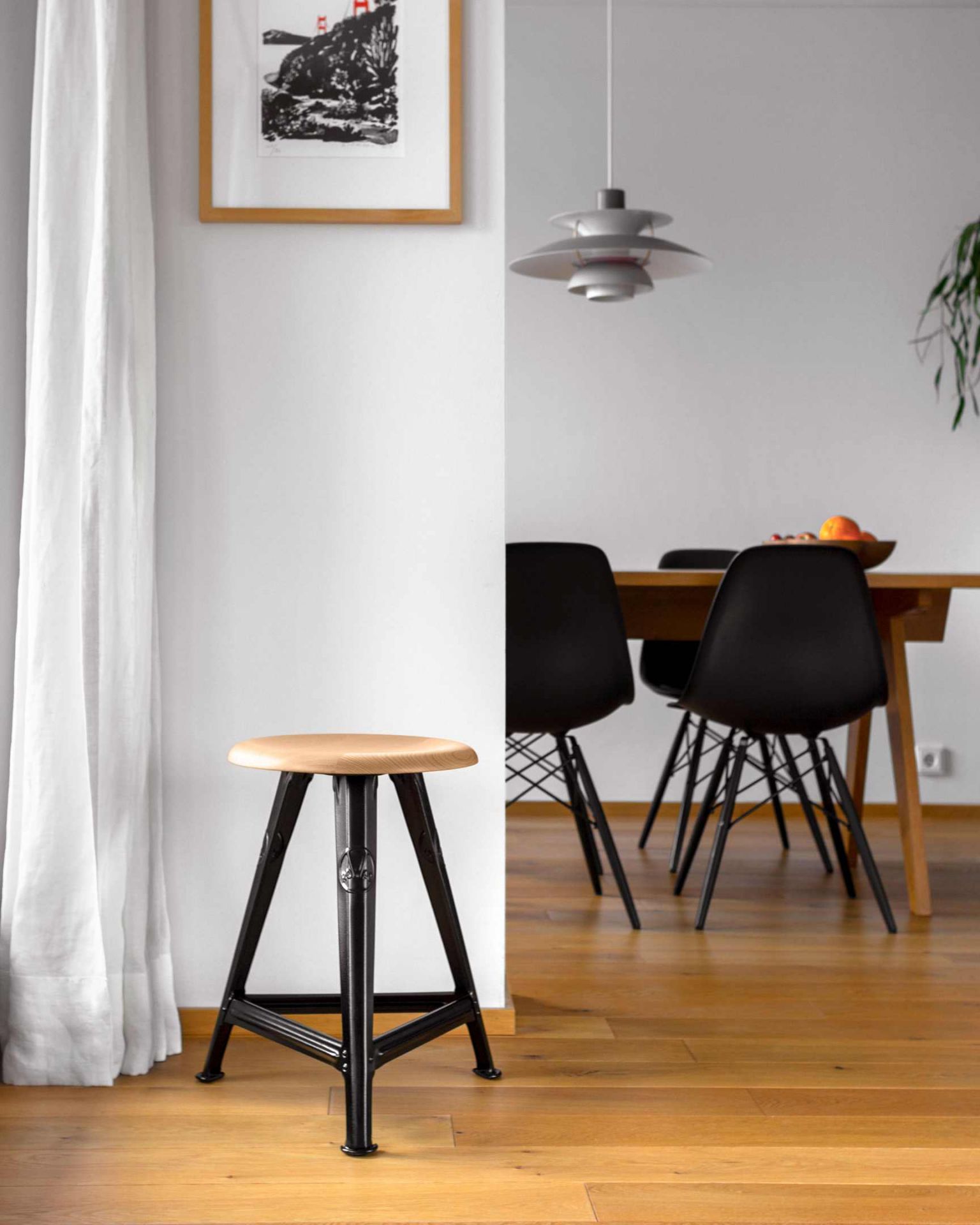 Schemel Model I 50 cm Hocker Rowac mit Holzplatte und schwarzem Metallgestell im modernen Interieur.