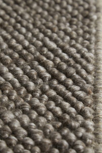 Detailaufnahme des Tact Rug Teppichs von Woud, ein hochwertiger Wollteppich in Grau.