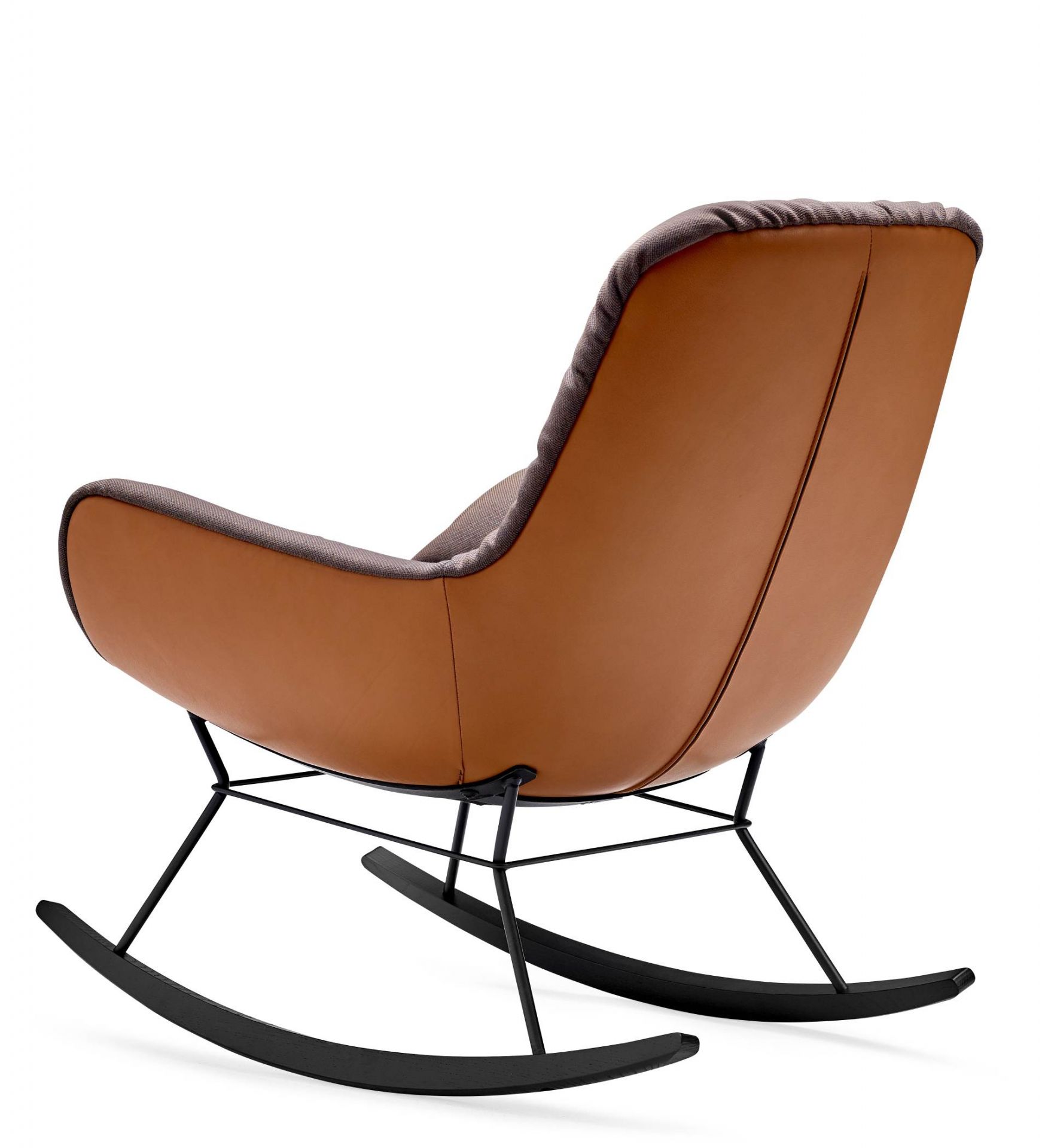 Rückansicht des Leya Rocking Lounge Chair von Freifrau Manufaktur, braunes Leder, schwarzes Metallgestell.