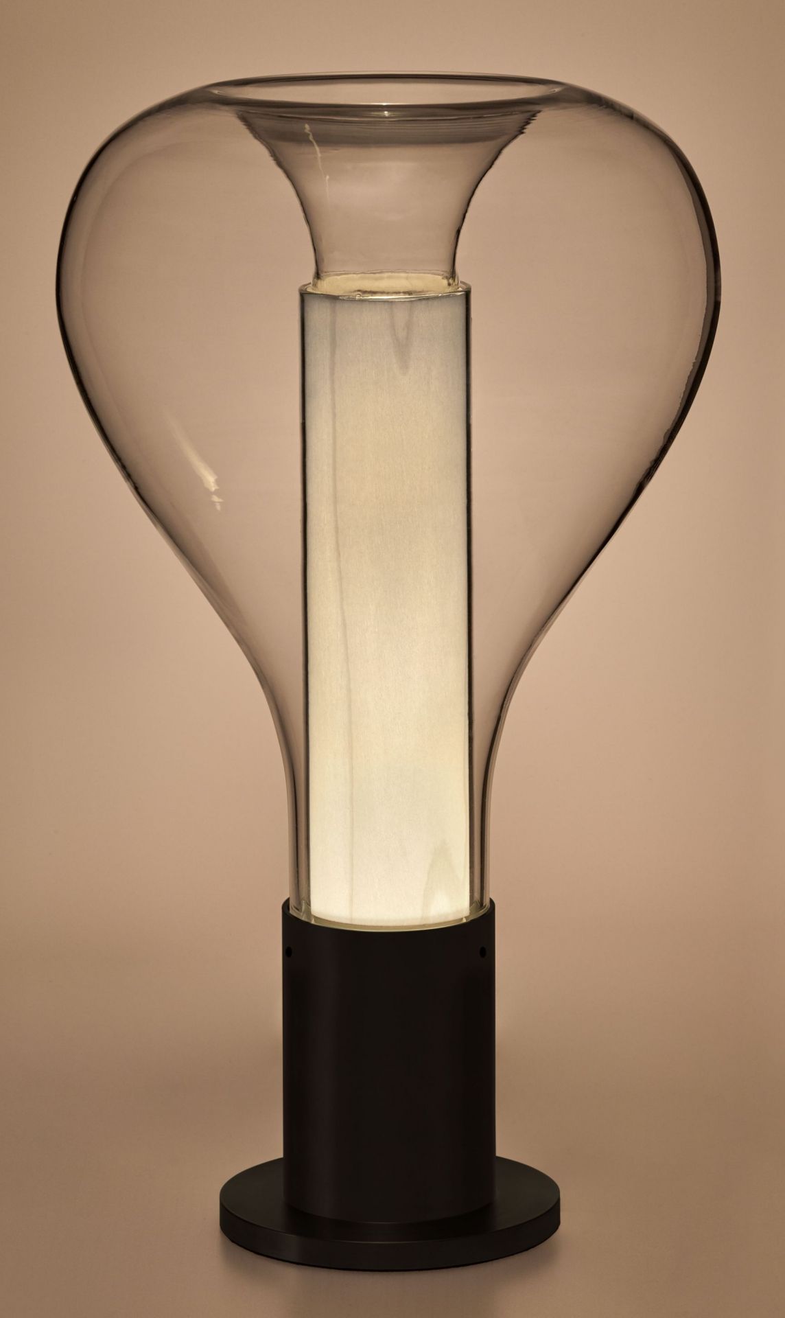 Eris Tischleuchte von LZF Lamps: Moderne Designleuchte mit transparentem Schirm und warmem Licht.