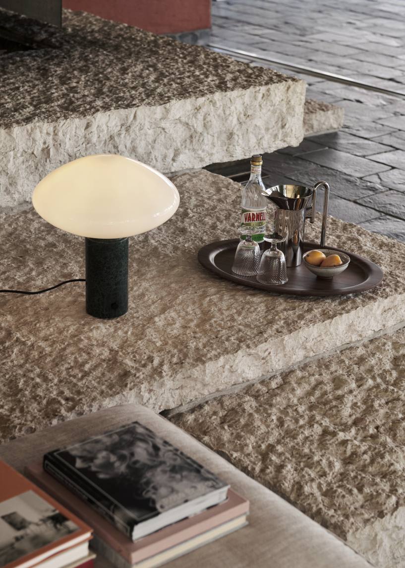 AndTradition Mist AP17 Tischleuchte in Grün, Pilzdesign mit Opalglasschirm, stimmungsvolle Beleuchtung für Wohnzimmer und Schlafzimmer.