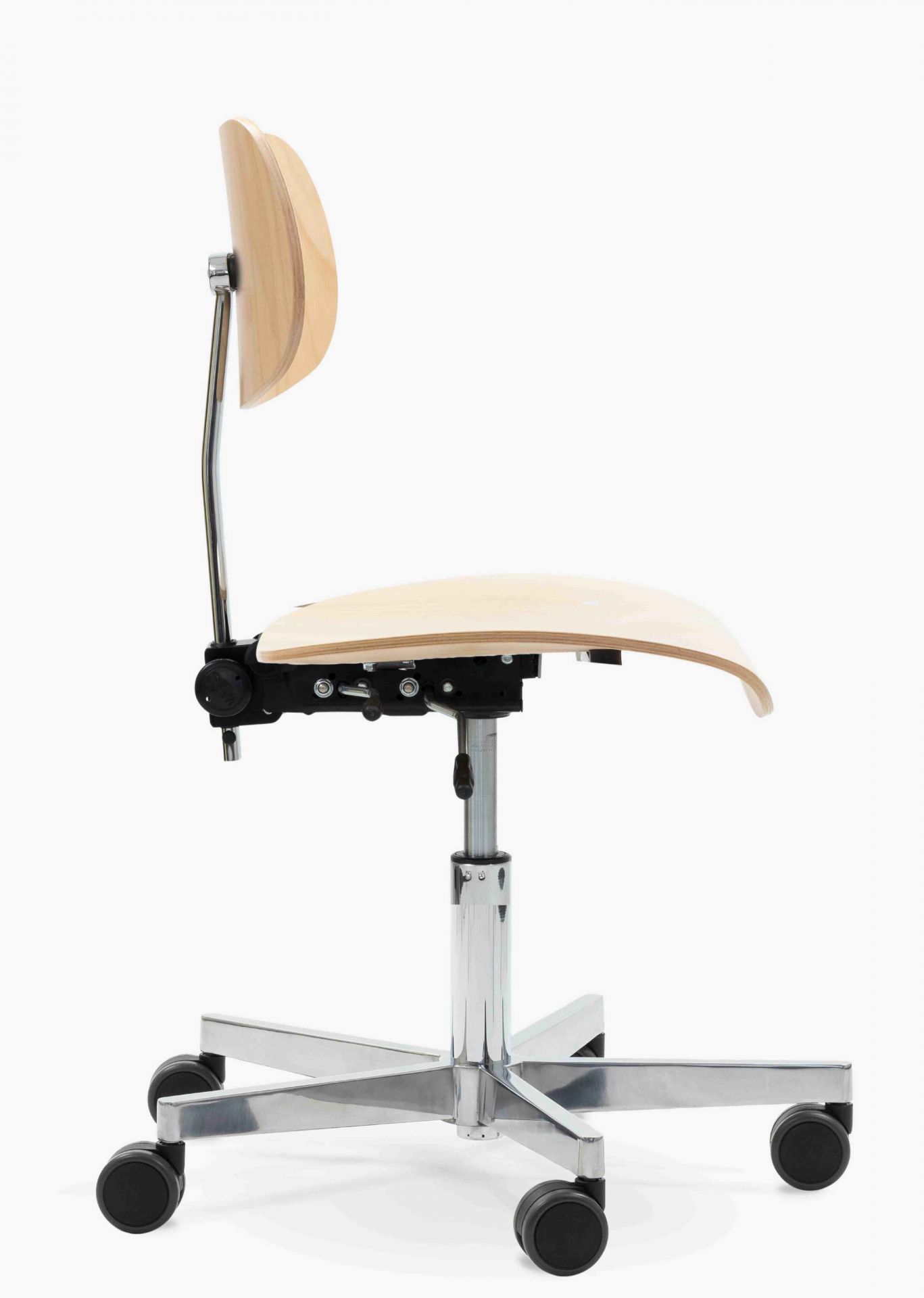 S 197 R20 Drehstuhl von Wilde+Spieth, ergonomischer Bürostuhl mit Rollen und verstellbarer Rückenlehne aus Buchenholz.