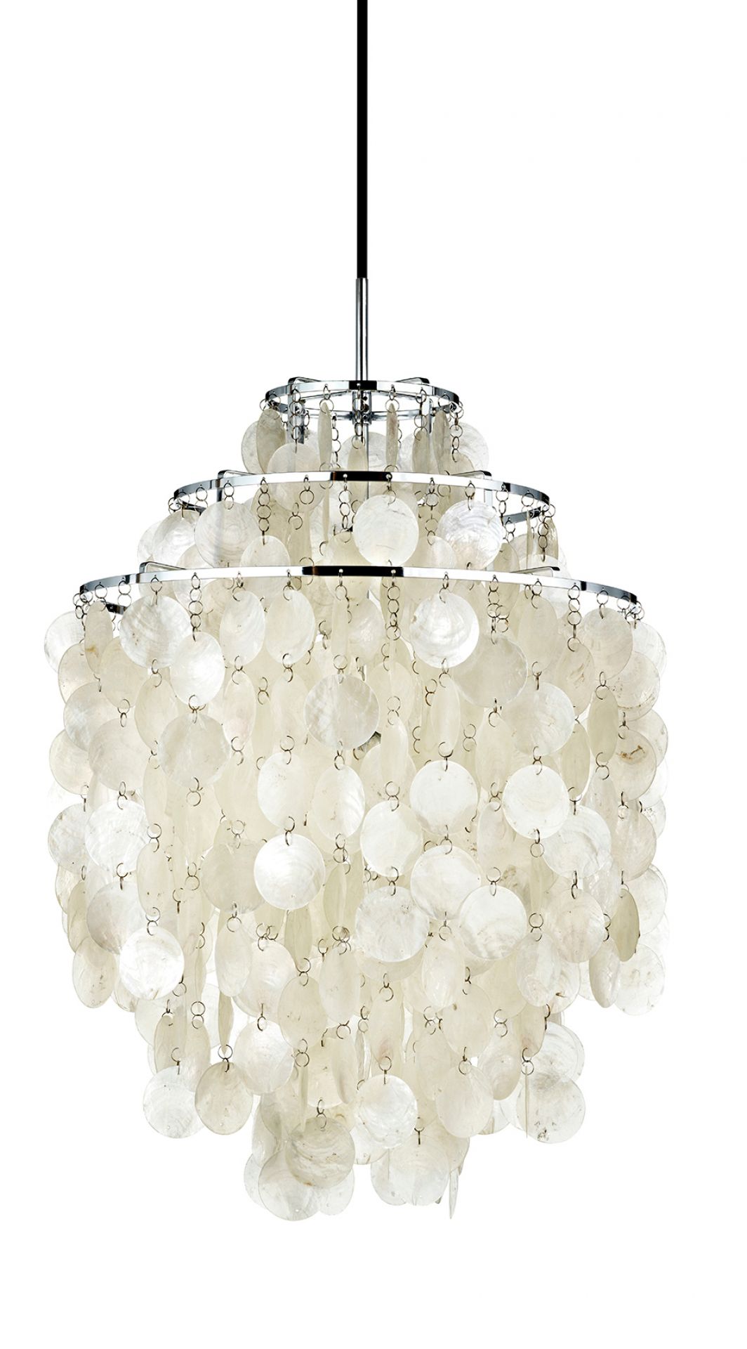 FUN 1DM Pendelleuchte von Verpan: Elegante Hängelampe mit schimmernden Muschelscheiben und Chromgestell für stilvolle Beleuchtung.