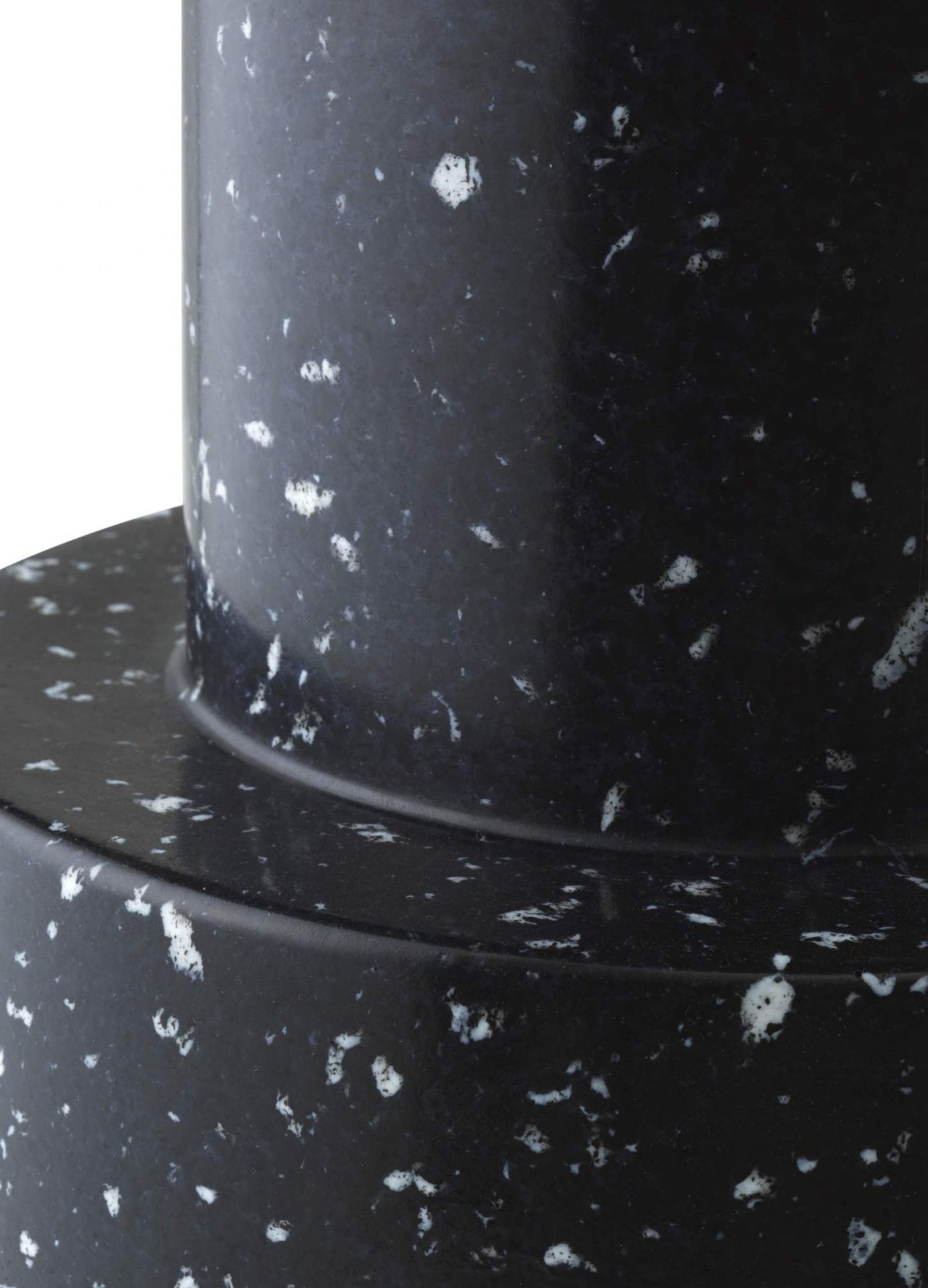 Detailaufnahme des schwarzen Bit Stool Hockers von Normann Copenhagen mit weißen Sprenkeln, ideal als Beistelltisch.