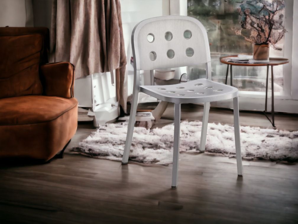 Moderner, stapelbarer Aluminium Stuhl von Emeco, Modell 1 Inch, mit runder Rückenlehne und Sitzfläche.