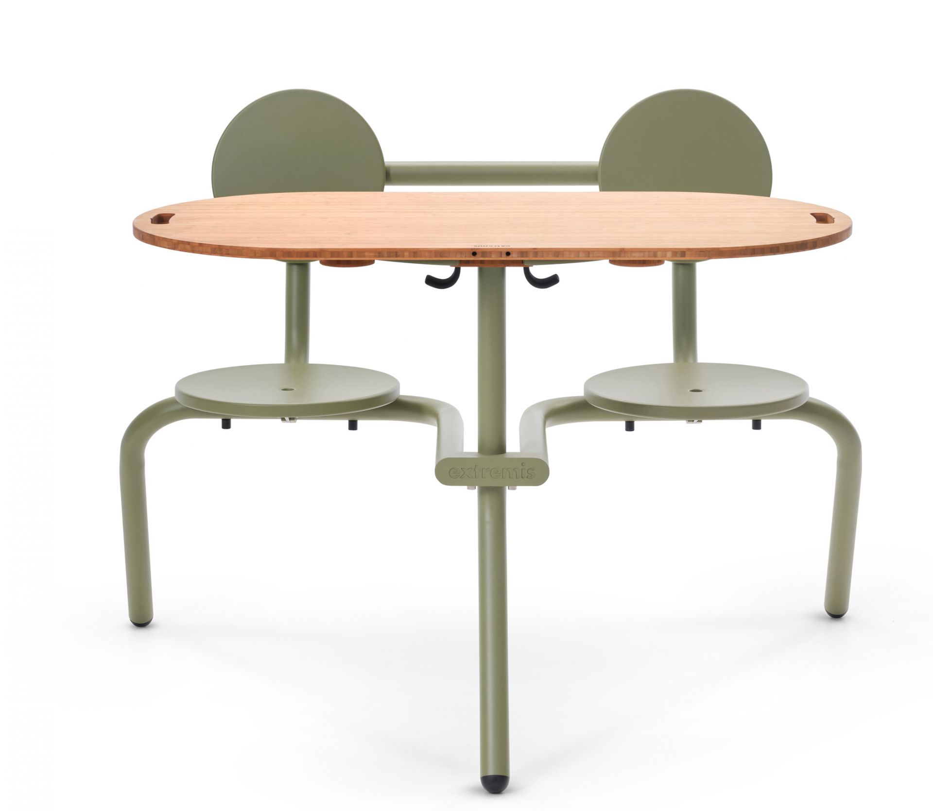 Extremis Bistroo Outdoor Tisch mit Holzplatte und zwei grünen Stühlen für den Garten.