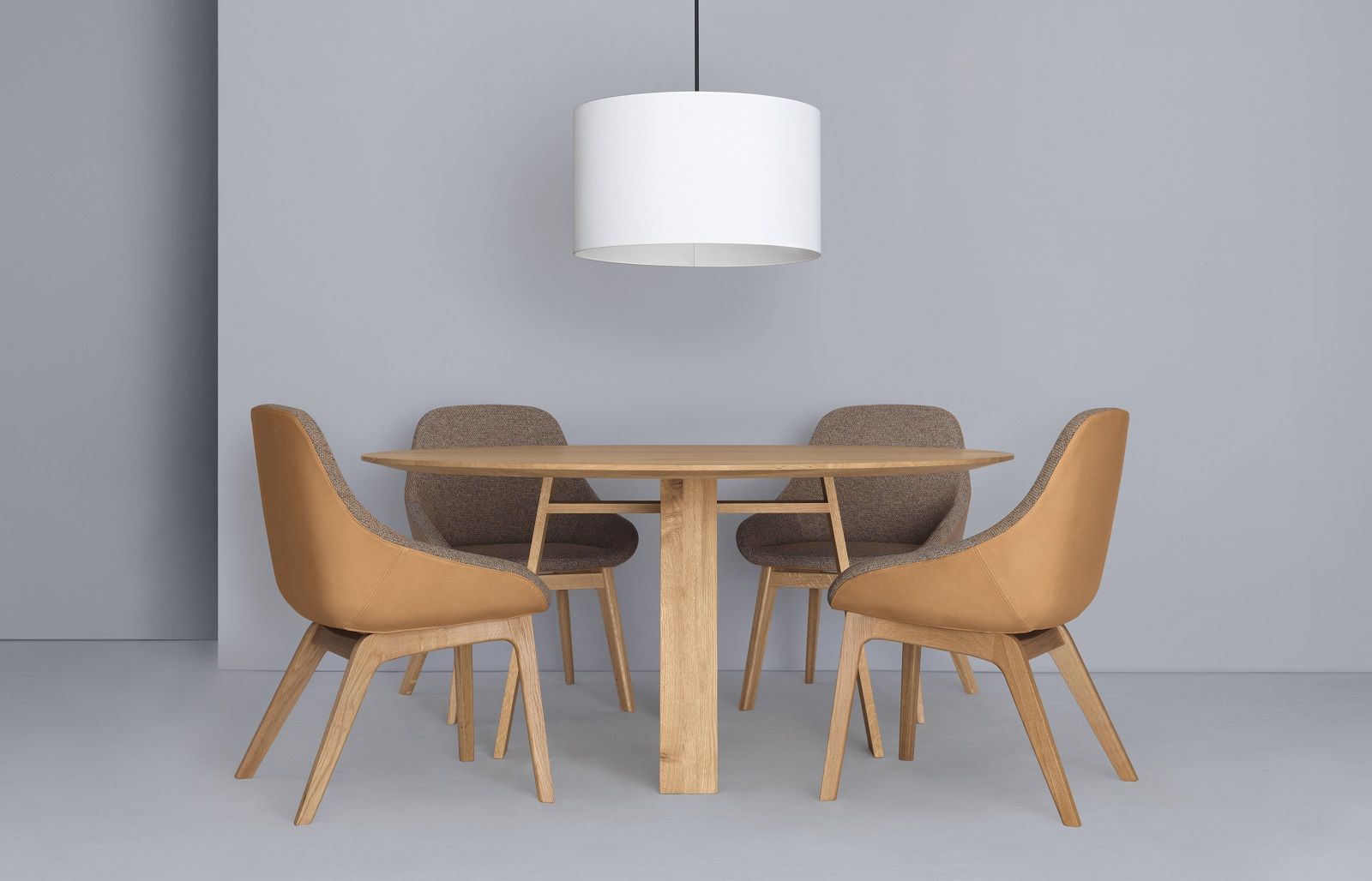 BONDT Tisch rund Zeitraum aus Eiche mit vier Stühlen und einer Hängelampe im Esszimmer.