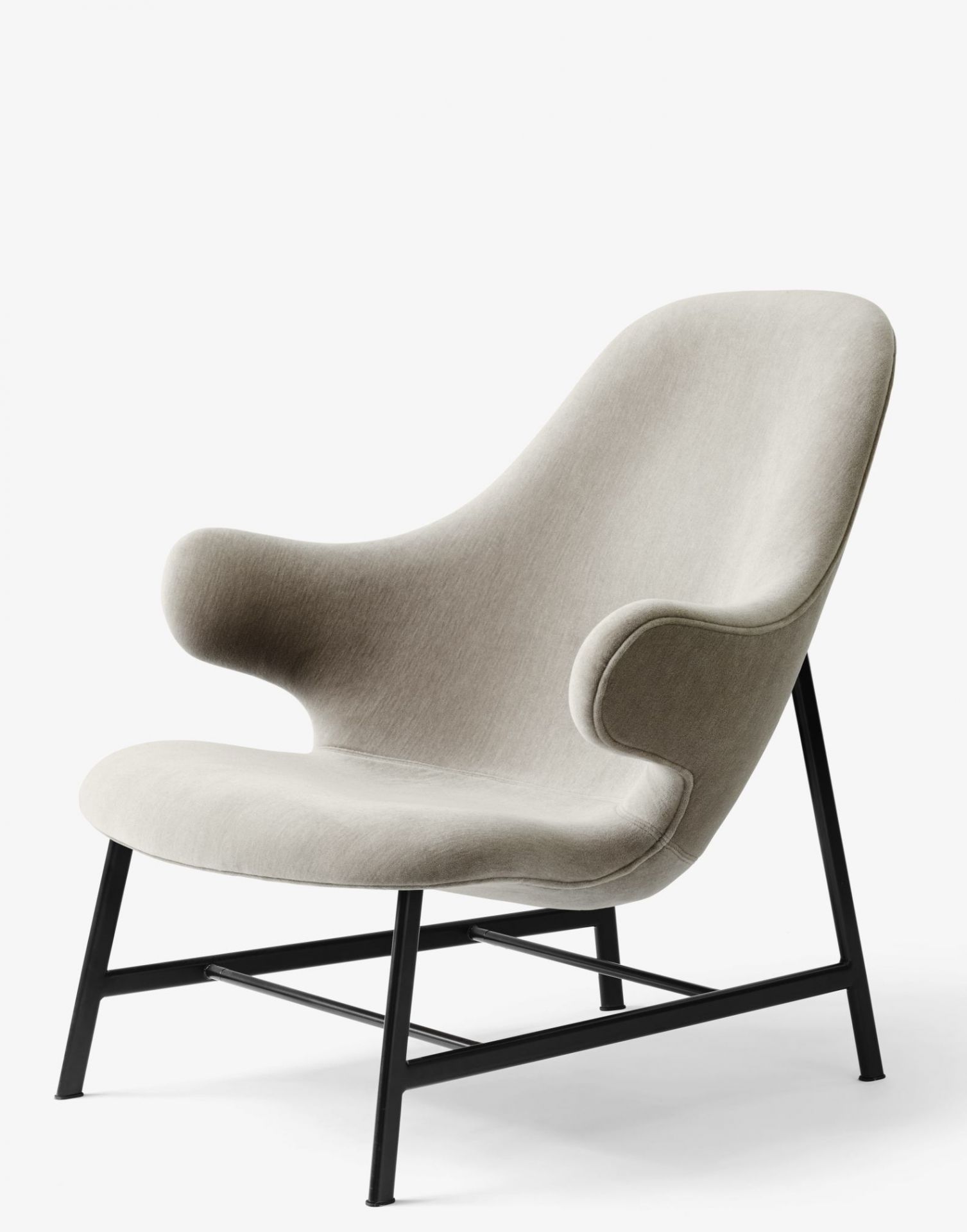 Catch Lounge Sessel von AndTradition, Stoffbezug in Beige mit schwarzem Metallgestell, moderner skandinavischer Sessel.
