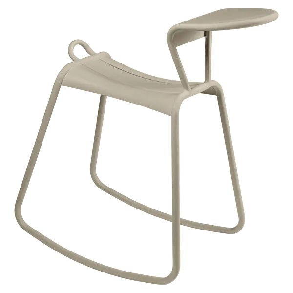 Adadesk Beistelltisch Wippe von Fermob in Beige, moderner Outdoor Tisch mit minimalistischem Design.