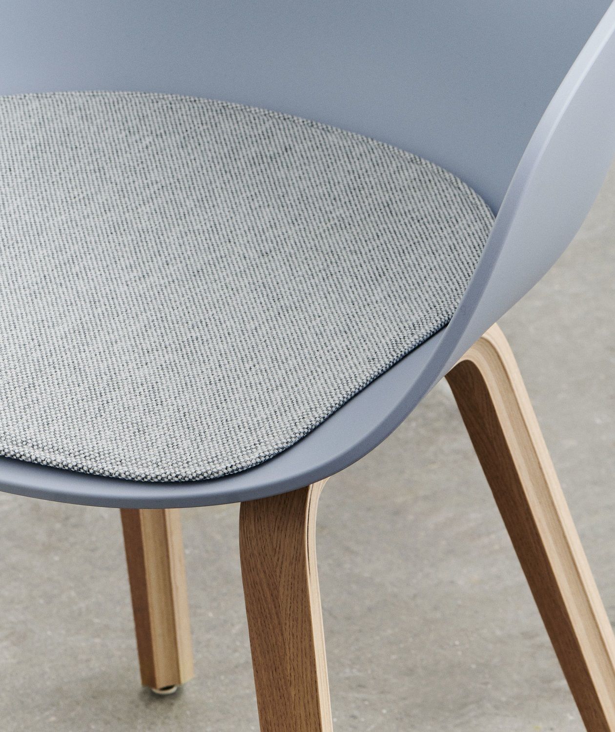 Graues Seat Pad Sitzkissen für About A Chair AAC Stuhl von Hay, Detailansicht.