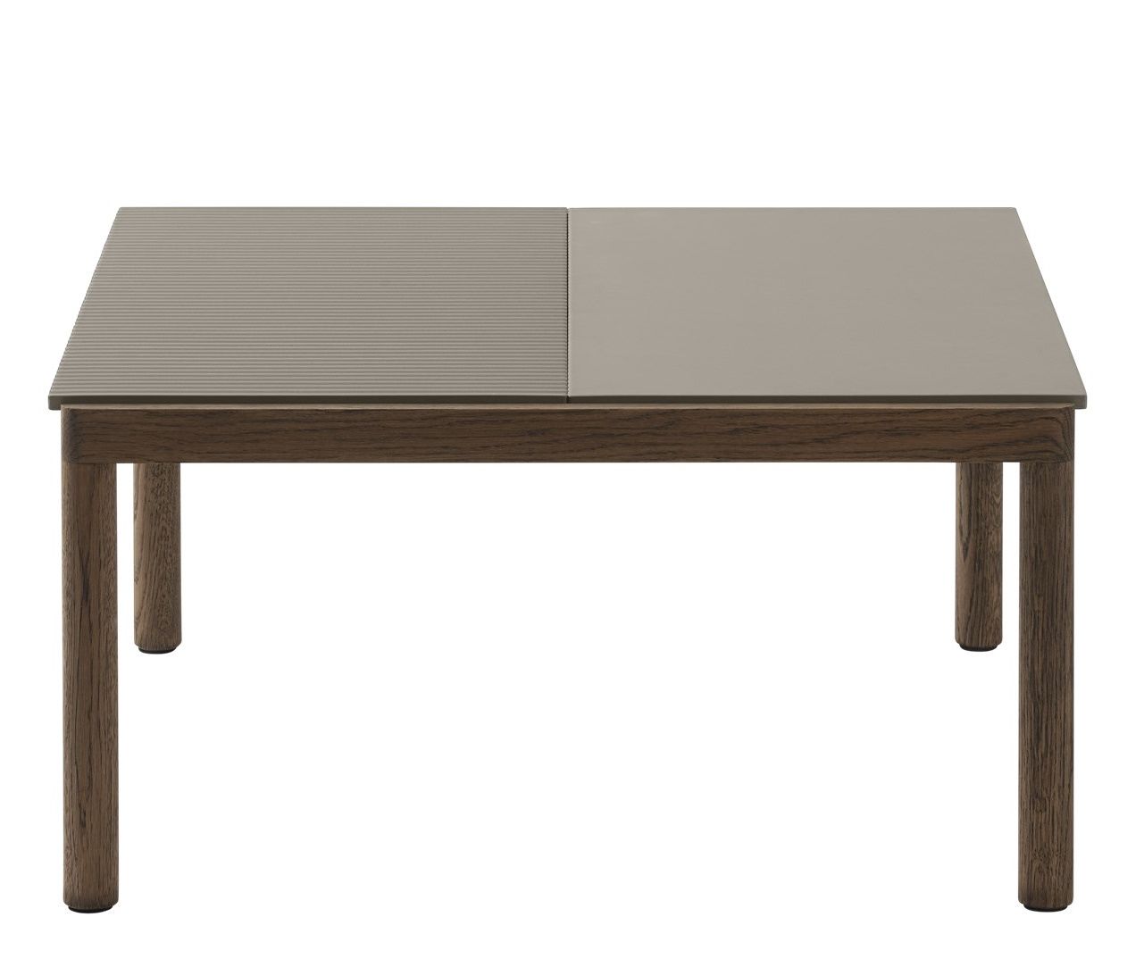 Muuto Couple Coffee Table Couchtisch mit braunem Holzgestell und zweigeteilter Tischplatte in Taupe.
