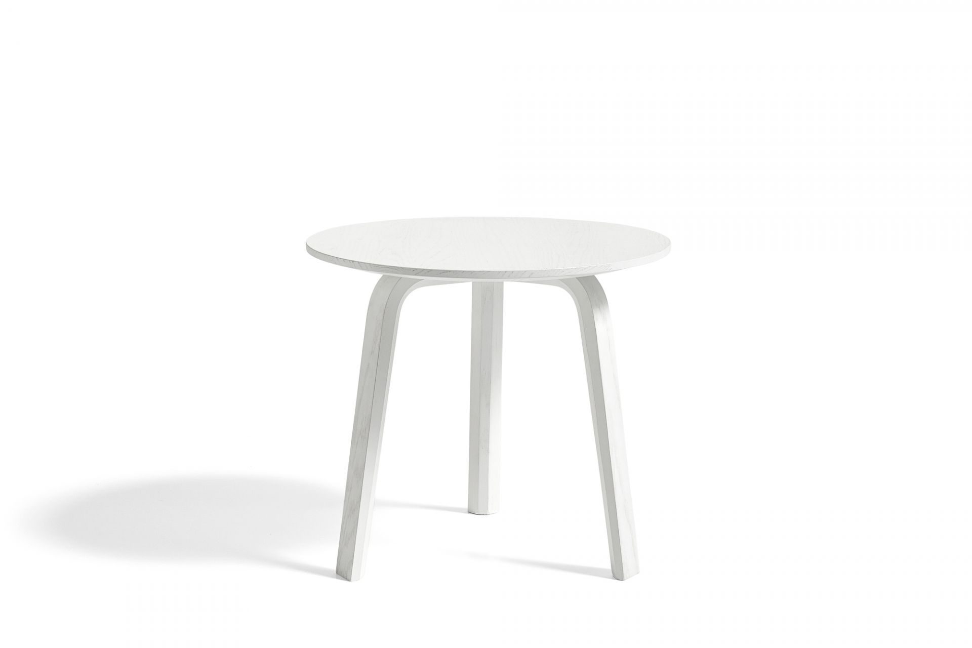 Weißer Bella Coffee Table Beistelltisch von Hay mit runder Tischplatte und drei Beinen.