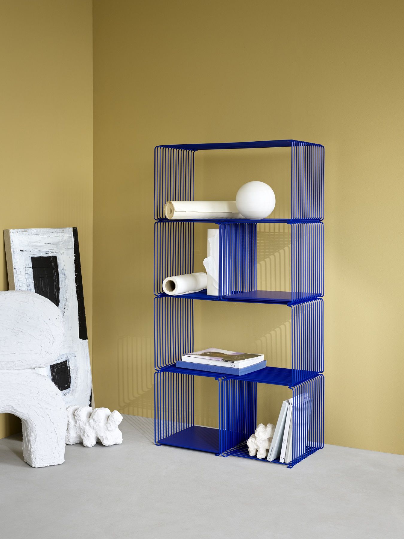 Blaues Panton Wire Regalsystem von Montana, ein modernes modulares Regal für Wohnzimmer und Büro.