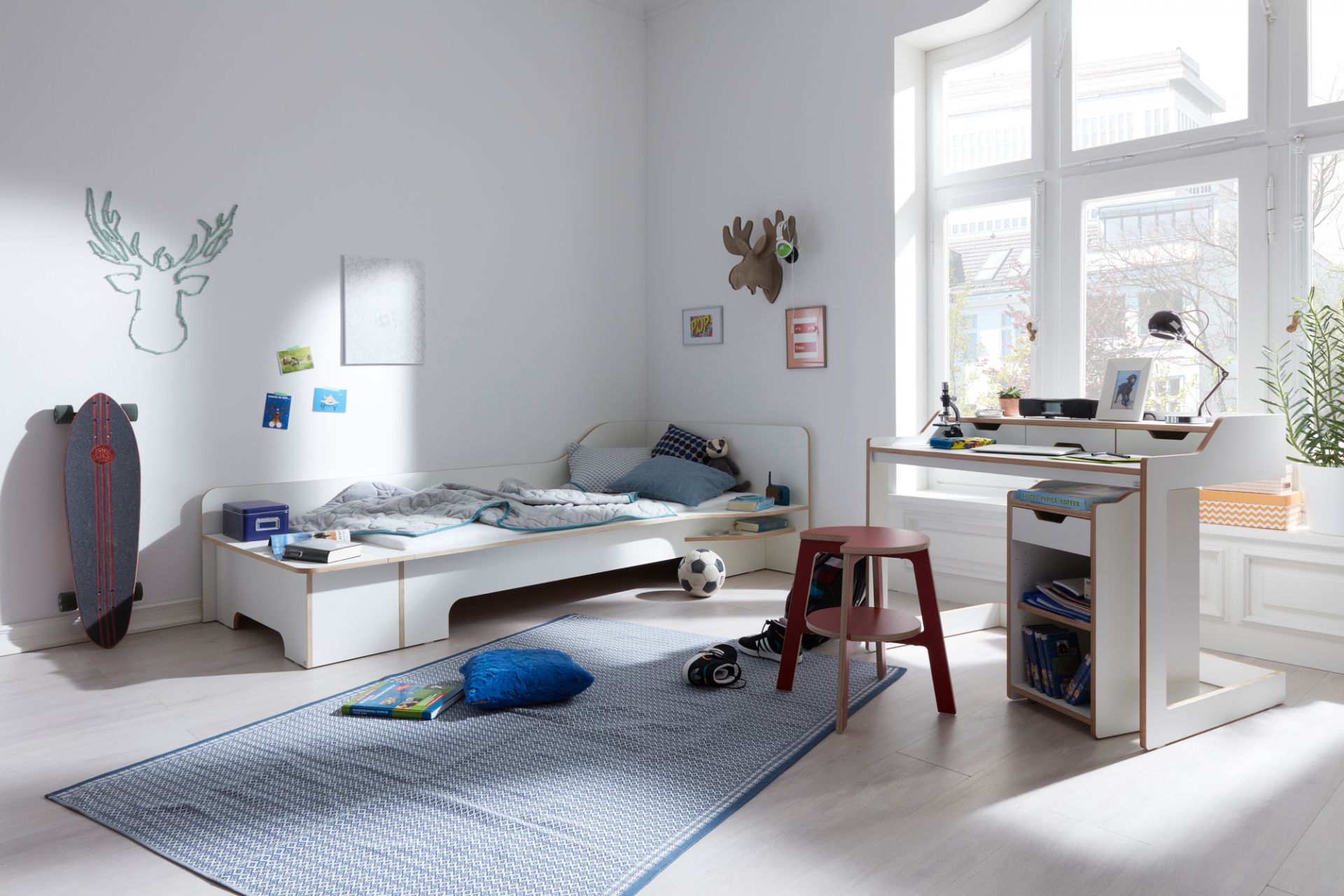 Modernes Kinderzimmer mit weißem Plane Sekretär von Müller Möbelwerkstätten und passendem Bett.