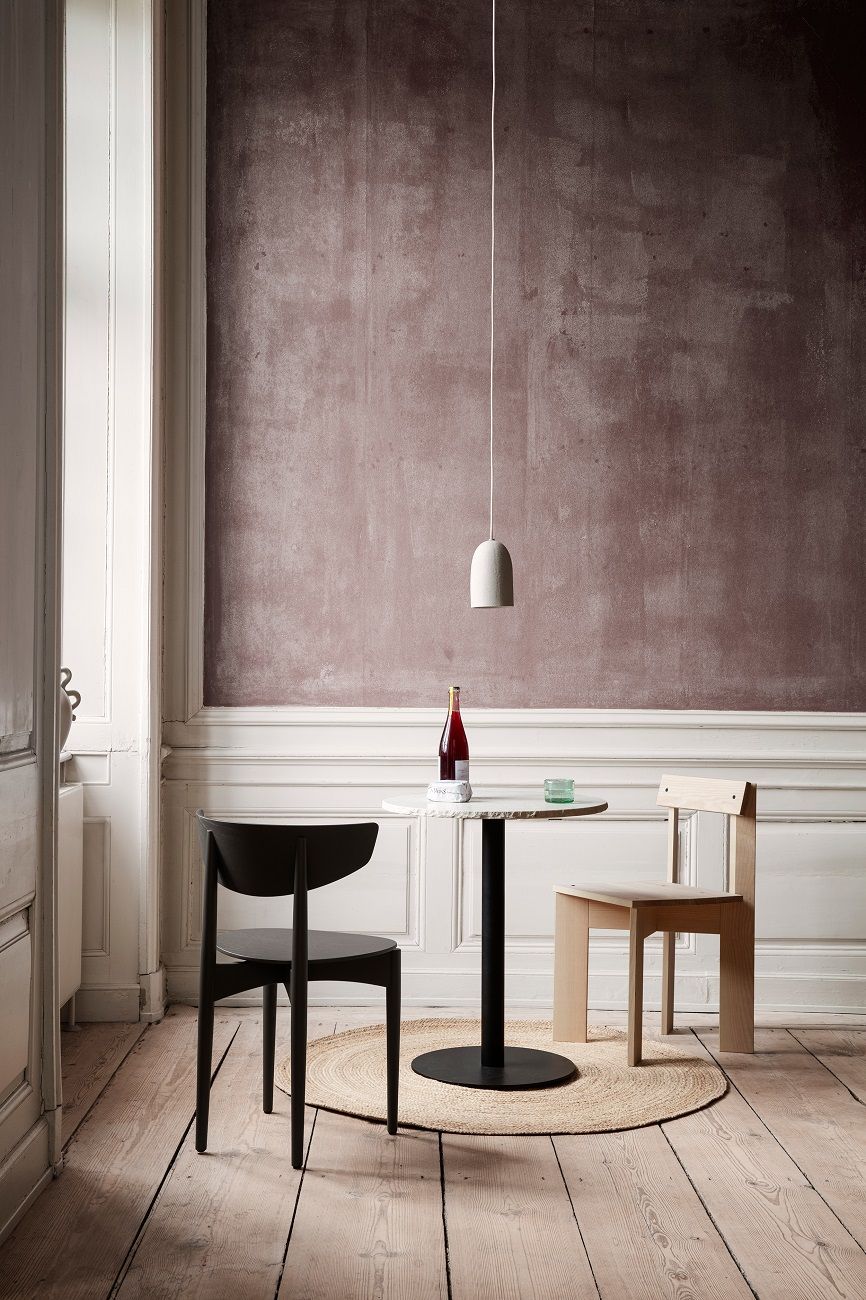 Speckle Pendant Small Pendelleuchte von Ferm Living über Esstisch mit Stühlen. Moderne Hängelampe.