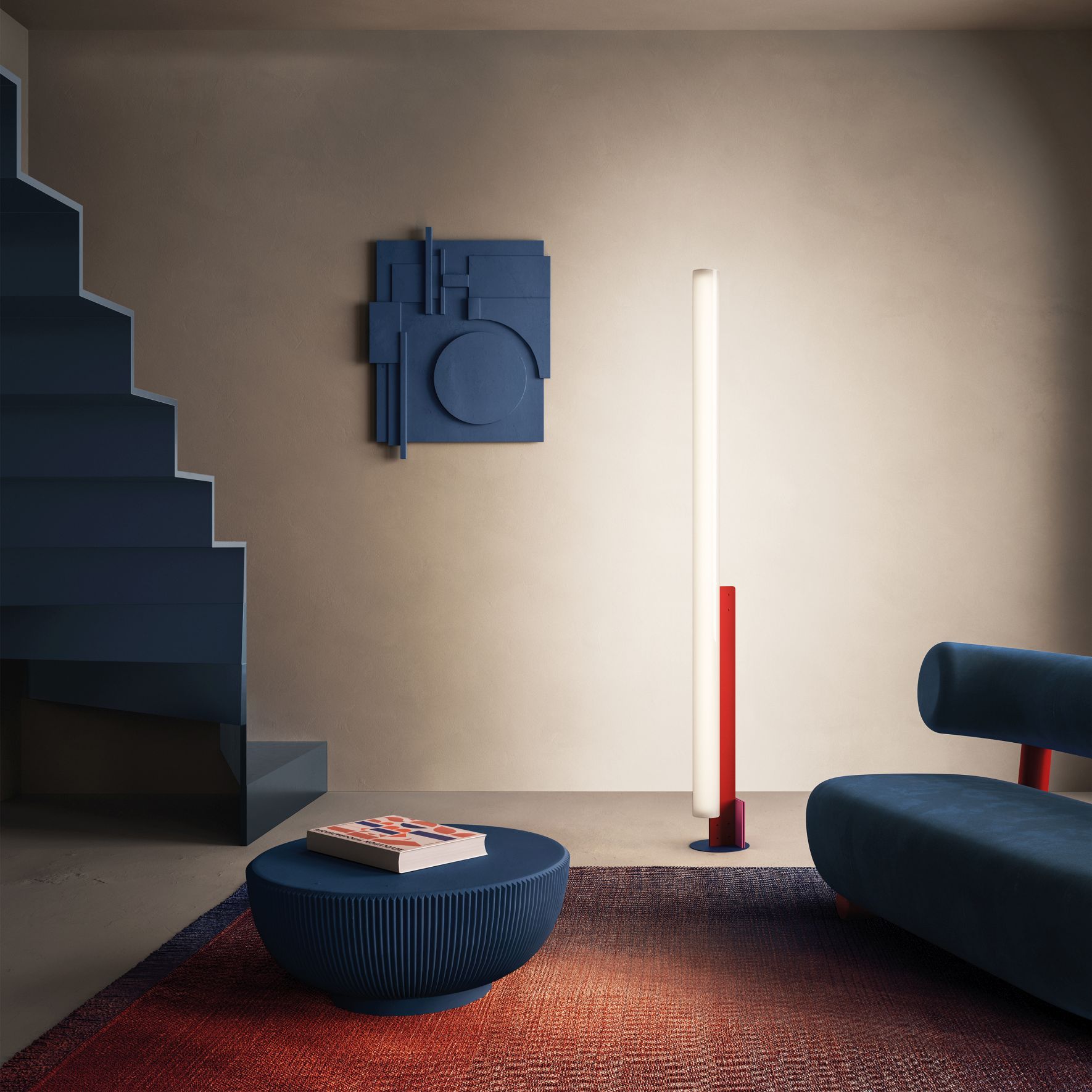 Model T Stehleuchte von Kdln in Schwarz, moderne Stehlampe im Wohnzimmer mit blauen Möbeln.