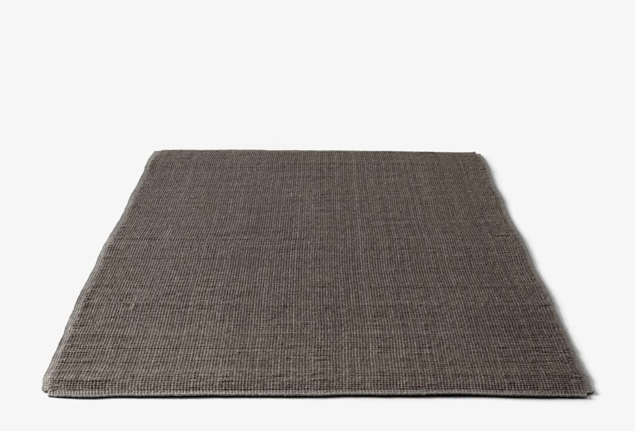 AndTradition Collect Rug SC84/SC85 Teppich, Detailaufnahme des braunen Wollteppichs auf weißem Hintergrund.