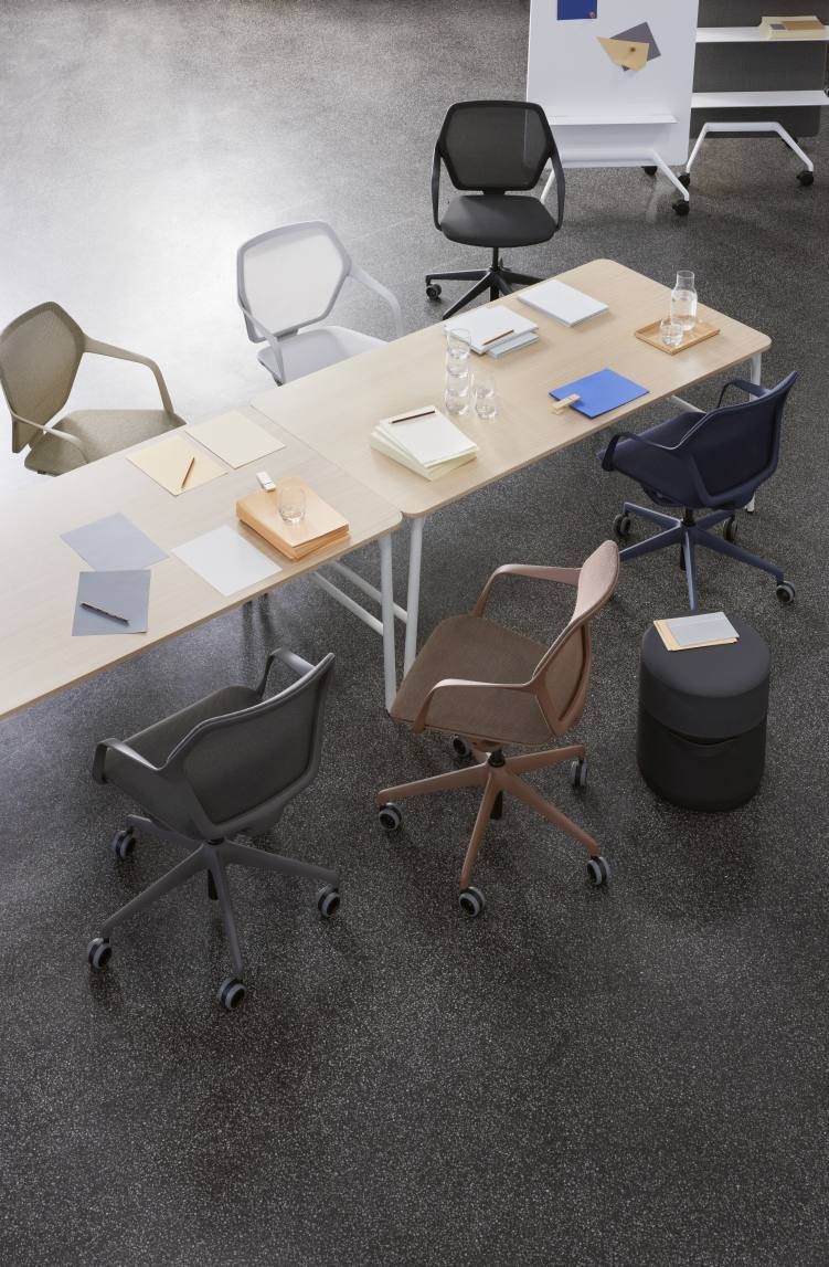Mehrere Ray Work Drehstühle von Brunner um einen Konferenztisch in verschiedenen Farben.