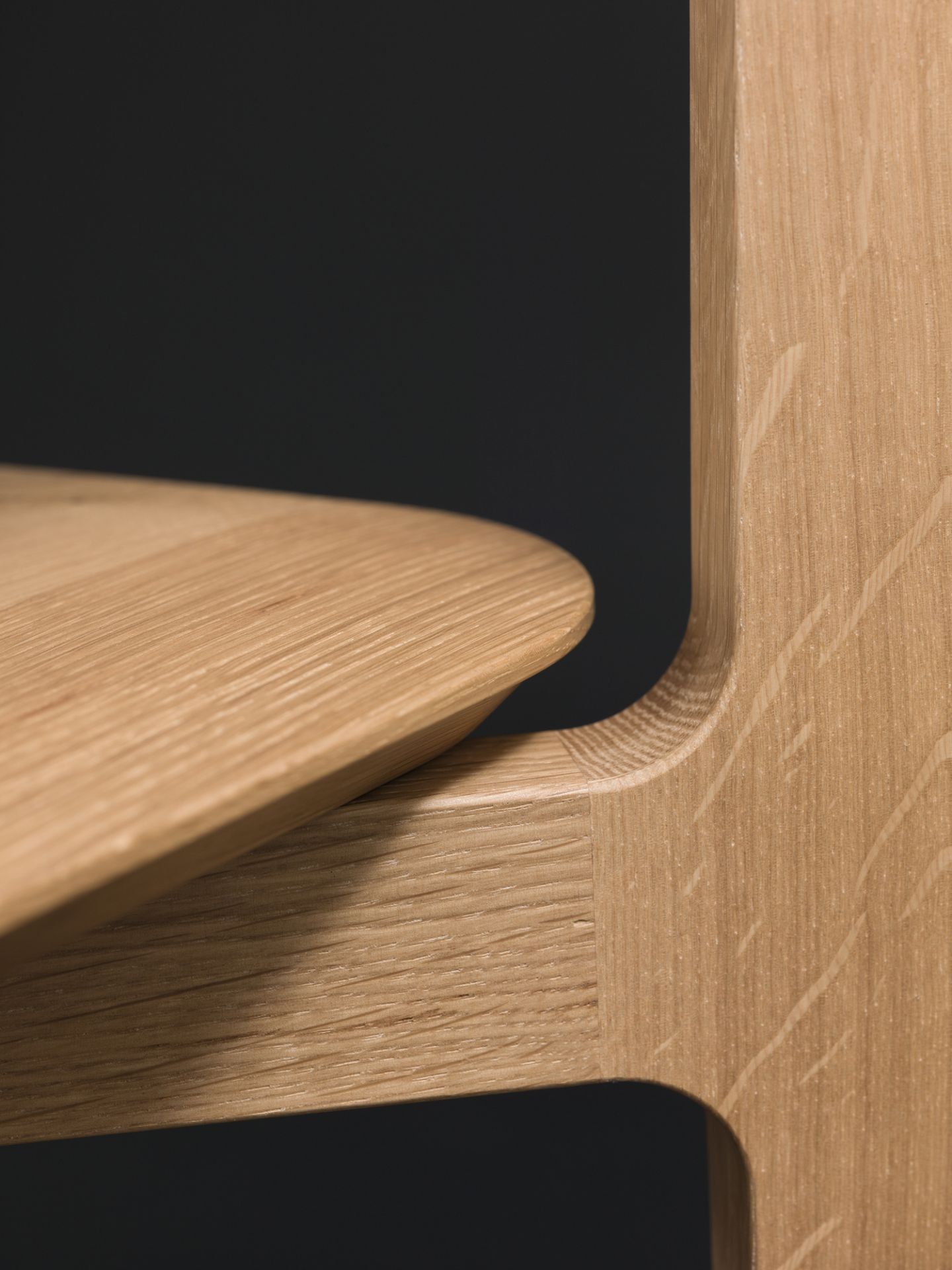 Detailaufnahme: 1.3 Chair Holzstuhl aus Eiche, Sitzfläche und Rückenlehne, hochwertige Verarbeitung.