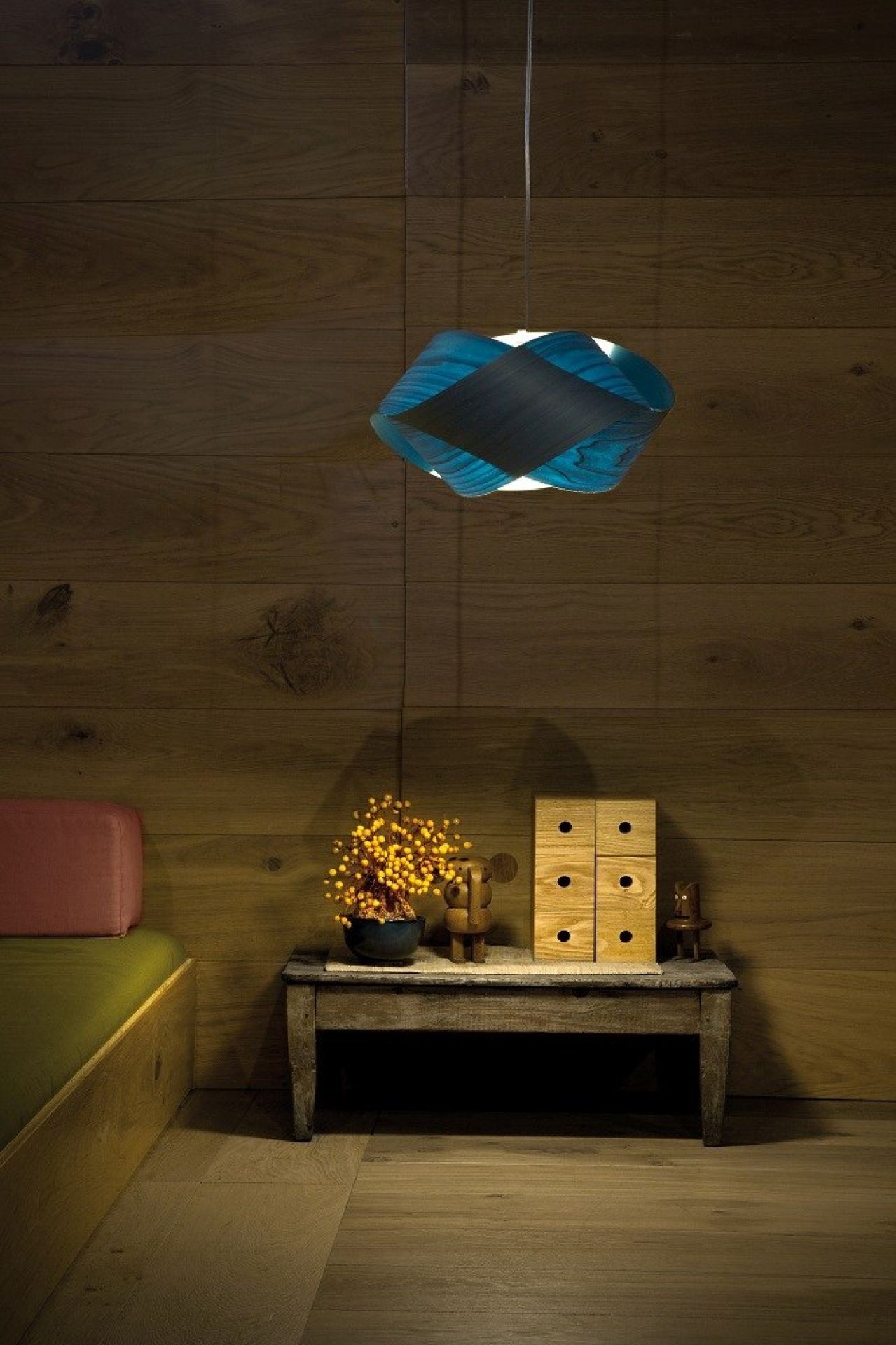 Nut Suspension Pendelleuchte von LZF Lamps mit orangem Schirm und schwarzem Kabel.