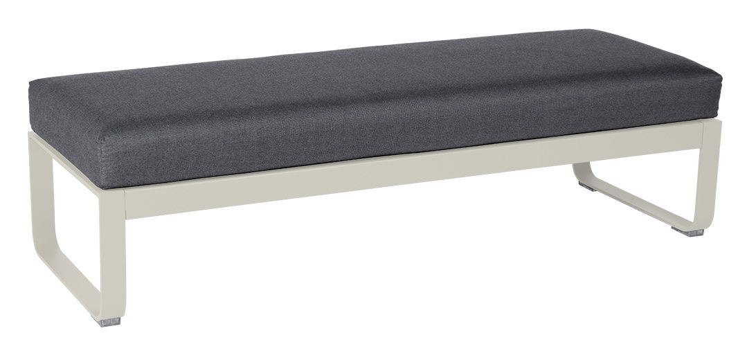 Bellevie Outdoor Hocker von Fermob für zwei Personen mit grauem Polster und beigen Füßen.