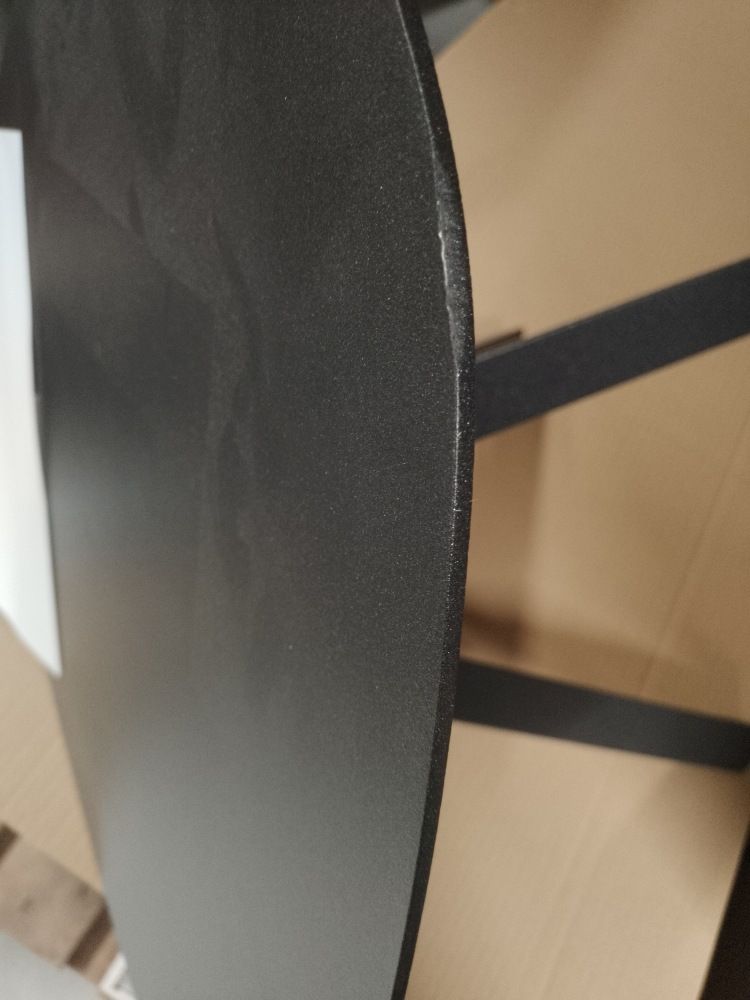 Detailaufnahme Flow Beistelltisch in Grau Metallic (Mängelexemplar) mit Fokus auf die Tischkante und das Metallgestell.