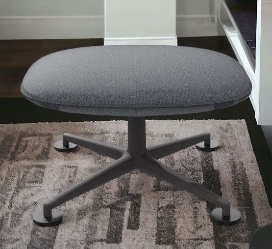 Grauer KN03 Ottoman von Knoll International mit Stoffbezug und Drehfuß auf einem Teppich.