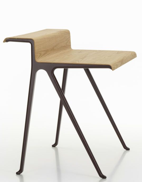 Vitra Courier Stehtisch aus hellem Holz mit braunem Metallgestell, ideal für Büro und Homeoffice.