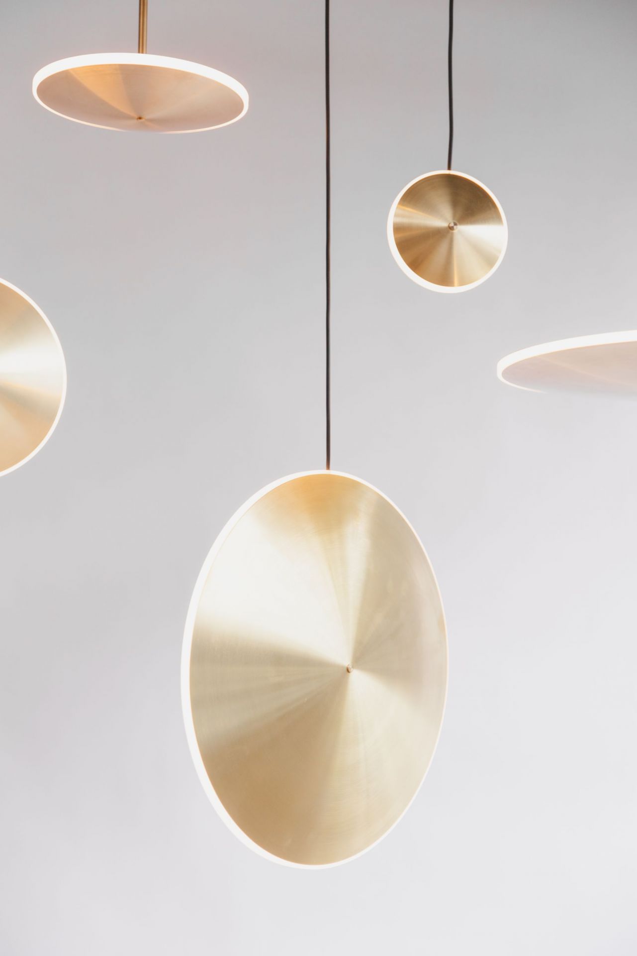 Nahaufnahme von mehreren Dish17v Chrona Hängeleuchten in Messing von Graypants. Moderne Pendelleuchten.