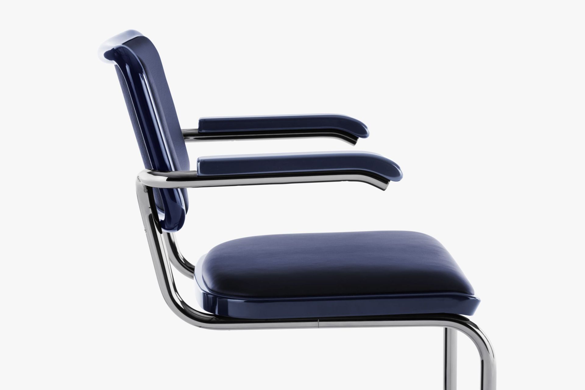 JS. Thonet Freischwinger S 64 P mit blauem Bezug und verchromtem Stahlrohrgestell, Seitenansicht.