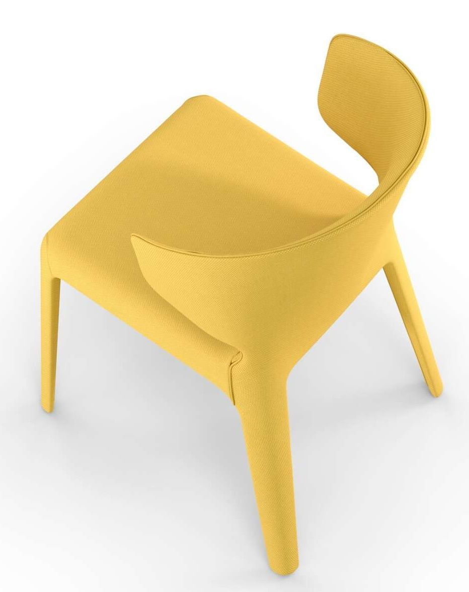 Cassina Hola Armlehnstuhl in Gelb, moderner Designstuhl mit Stoffbezug, Ansicht von schräg oben.