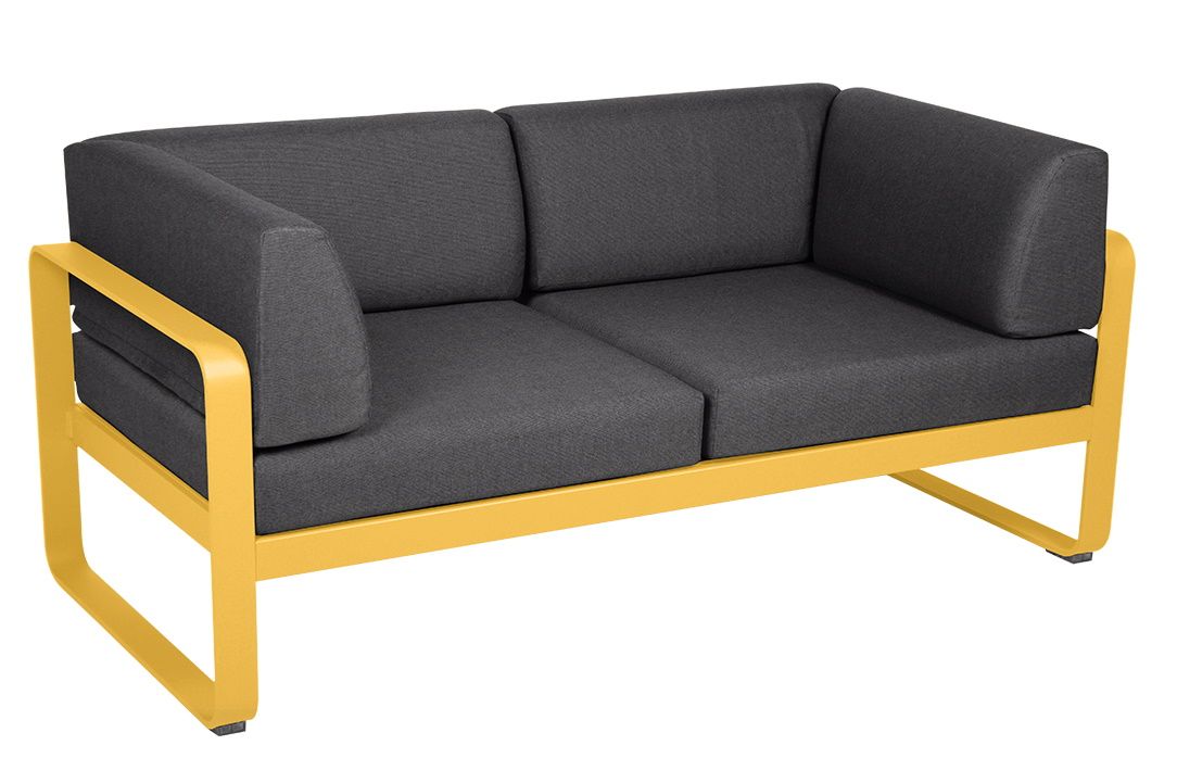Bellevie 2-Sitzer Outdoor Sofa von Fermob mit gelbem Rahmen und grauen Polstern für Garten und Terrasse.