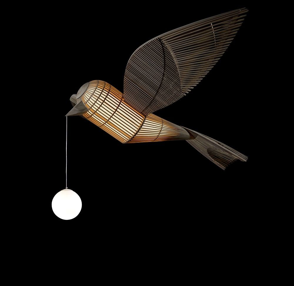 Big Bird Pendelleuchte von LZF Lamps: Holzskulptur eines fliegenden Vogels mit dimmbarer, runder Lampe.