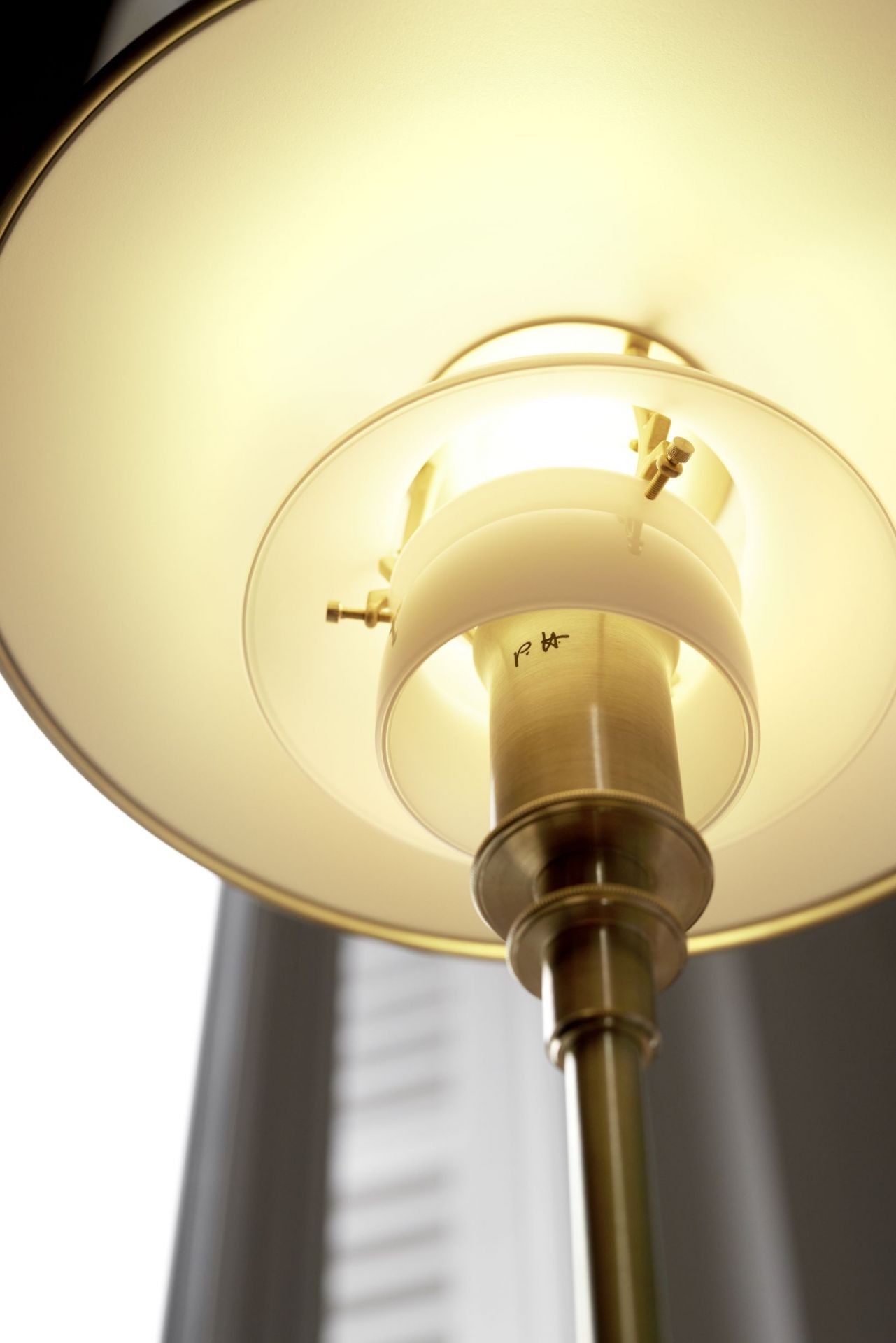 Detailaufnahme der PH 3/2 Tischleuchte aus Messing von Louis Poulsen. Designklassiker für stilvolle Beleuchtung.