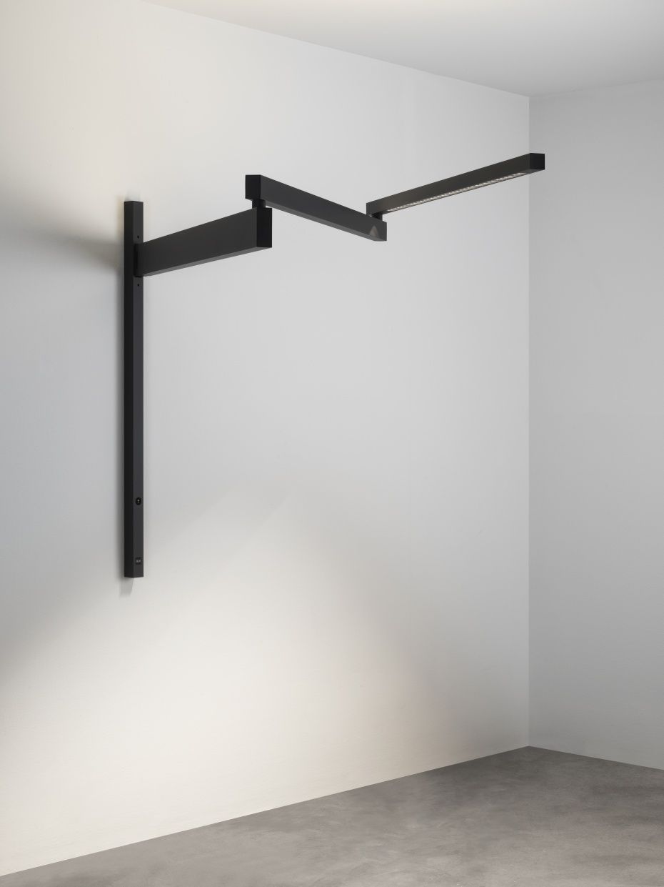 Schwarze Black Flag Wandleuchte von Flos, modernes Design mit LED-Beleuchtung, minimalistische Wandlampe für Wohnzimmer und Schlafzimmer.