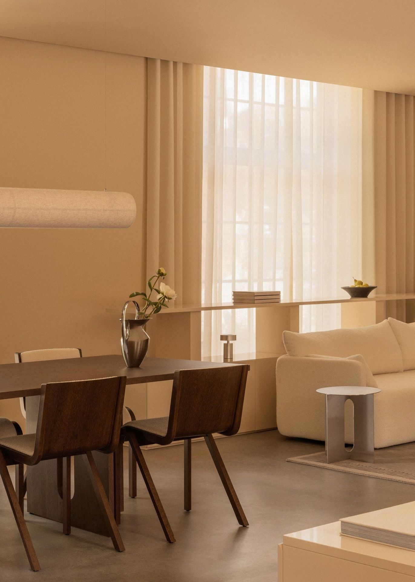 Audo Copenhagen Ready Dining Chair, vollgepolstert, in modernem Esszimmer mit Holztisch und Design-Sitzmöbeln.