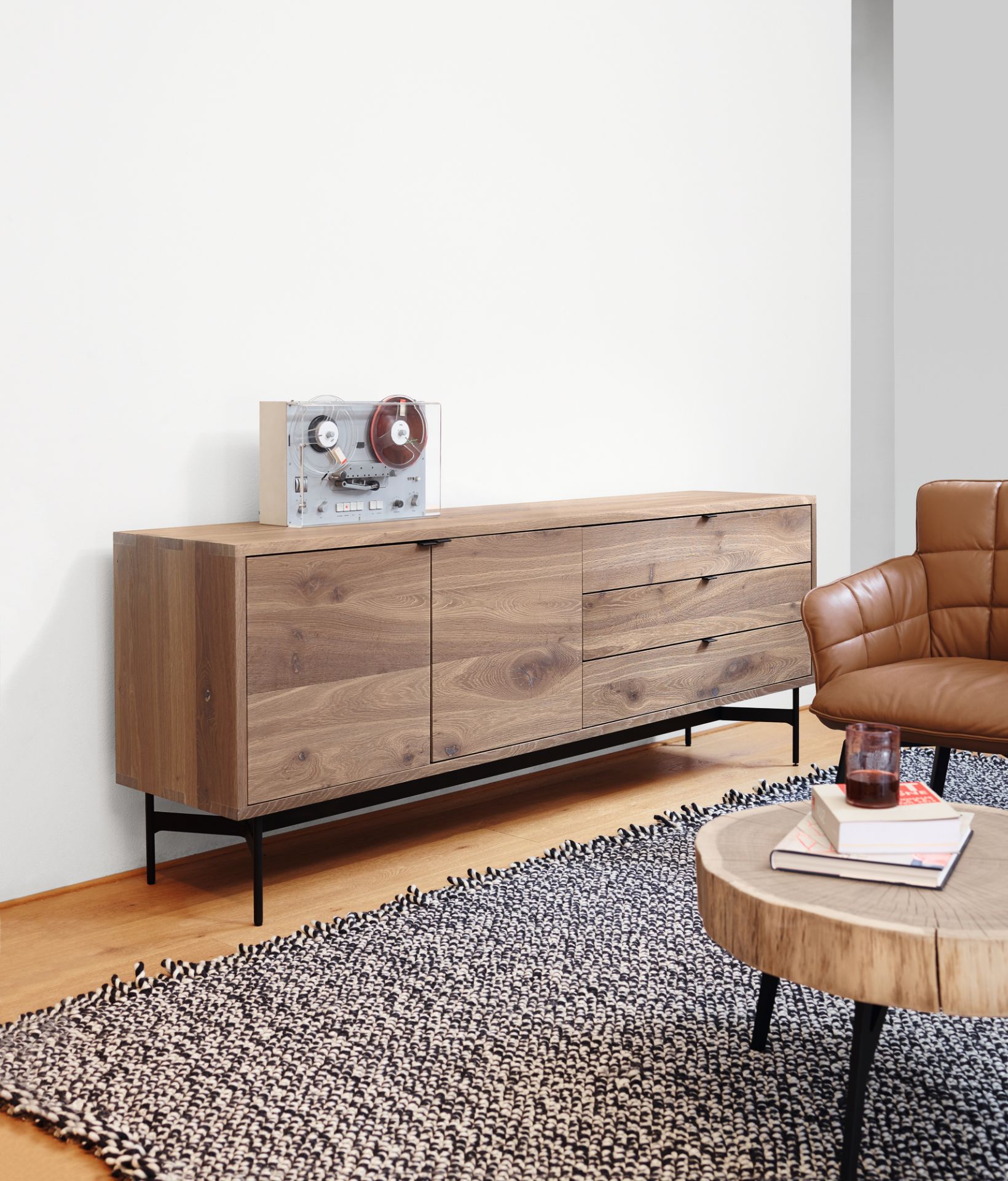 SC 21 Sideboard von Janua aus Holz mit schwarzen Metallfüßen im Wohnzimmer.