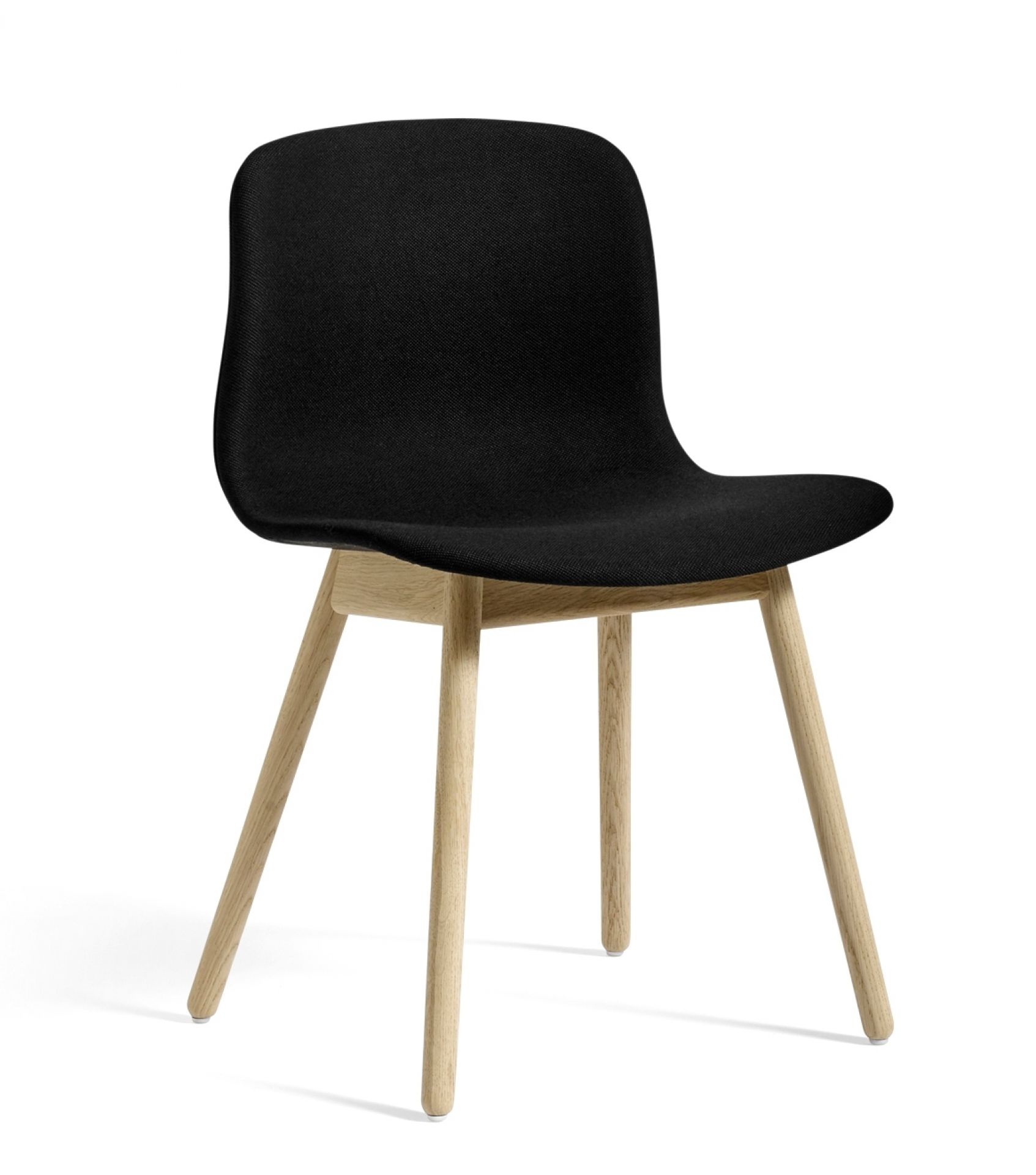 Schwarzer About A Chair AAC13 Stuhl von Hay mit Vollpolster und Holzbeinen. Designstuhl für Esszimmer.