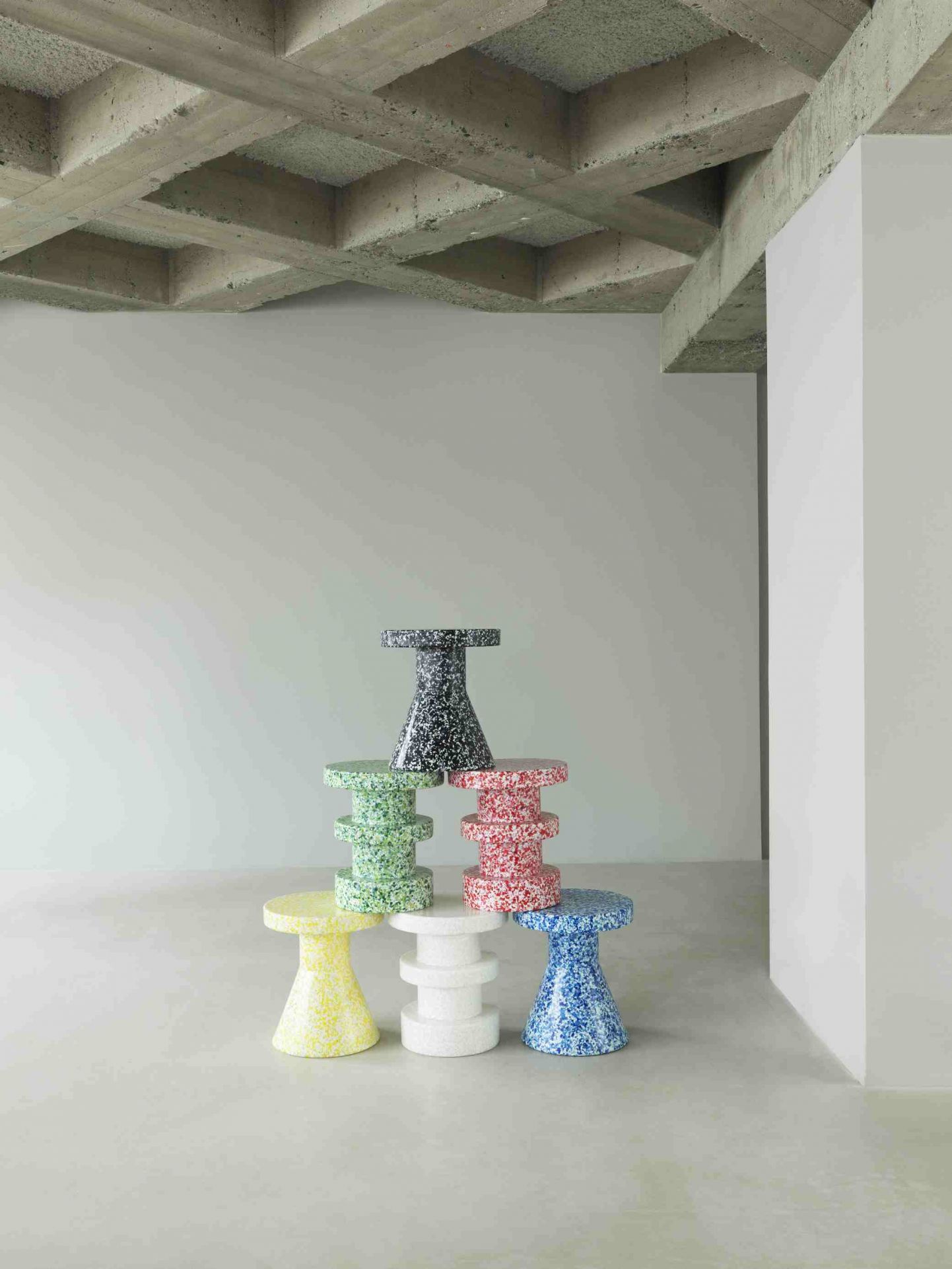 Gestapelte Bit Stool Hocker von Normann Copenhagen in verschiedenen Farben, geeignet als Sitzmöbel und Beistelltisch.