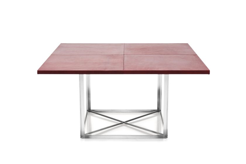 PK 40 Esstisch von Fritz Hansen: Quadratischer Tisch mit roter Tischplatte und Stahlgestell.