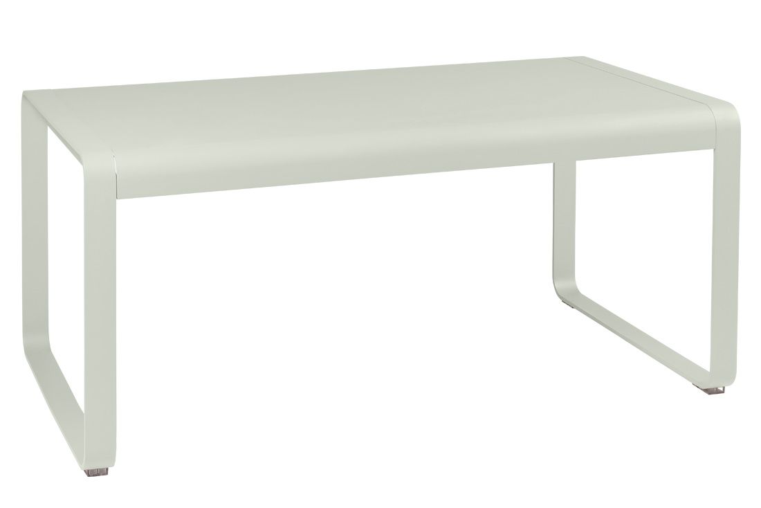 Bellevie Outdoor Tisch von Fermob, halbhoher Gartentisch aus Metall in hellgrün, moderne Terrassenmöbel.