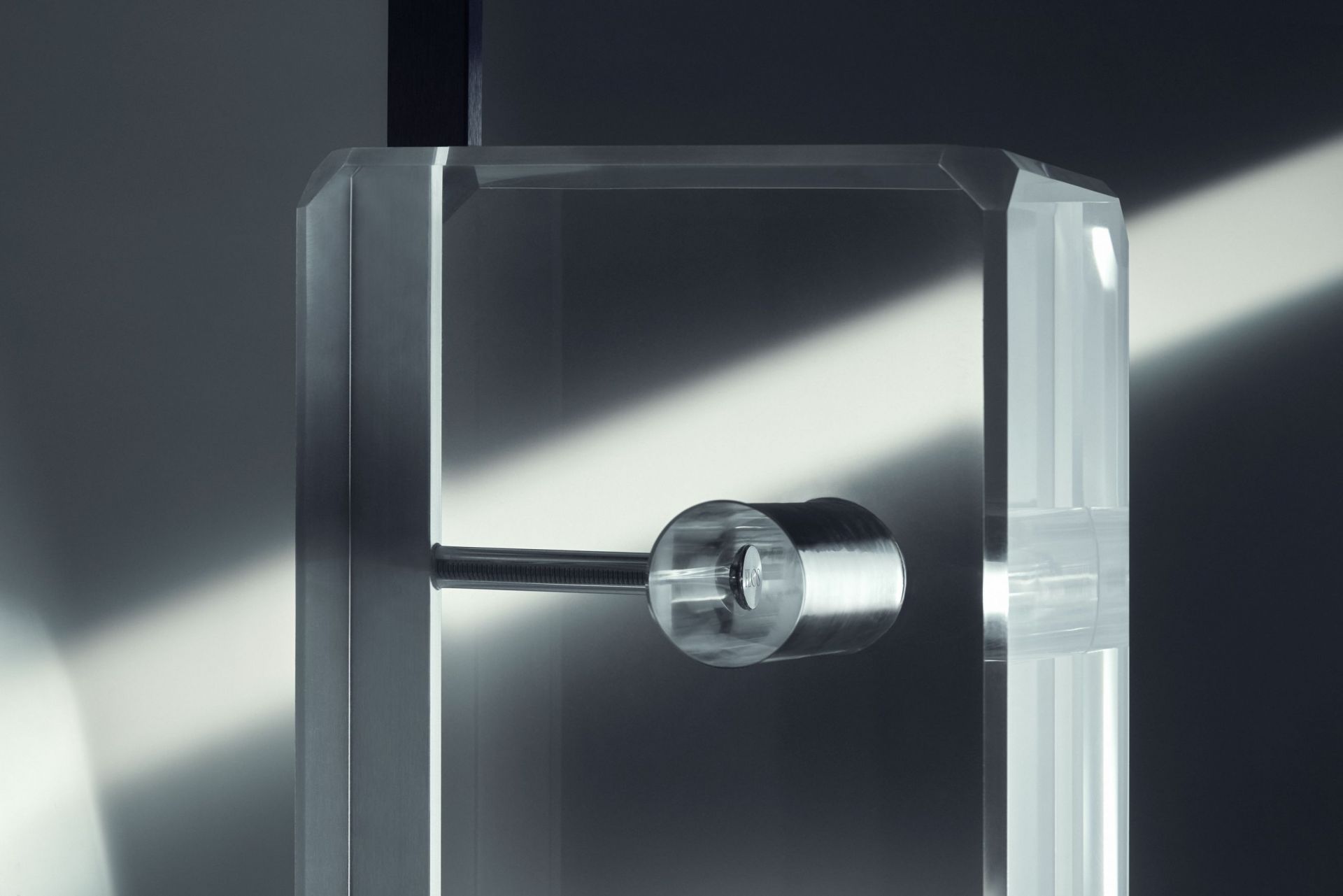 Detailaufnahme der Arco Stehleuchte K 2022 Limited Edition von Flos, ikonische Designlampe mit Marmorfuß und Stahlbogen.