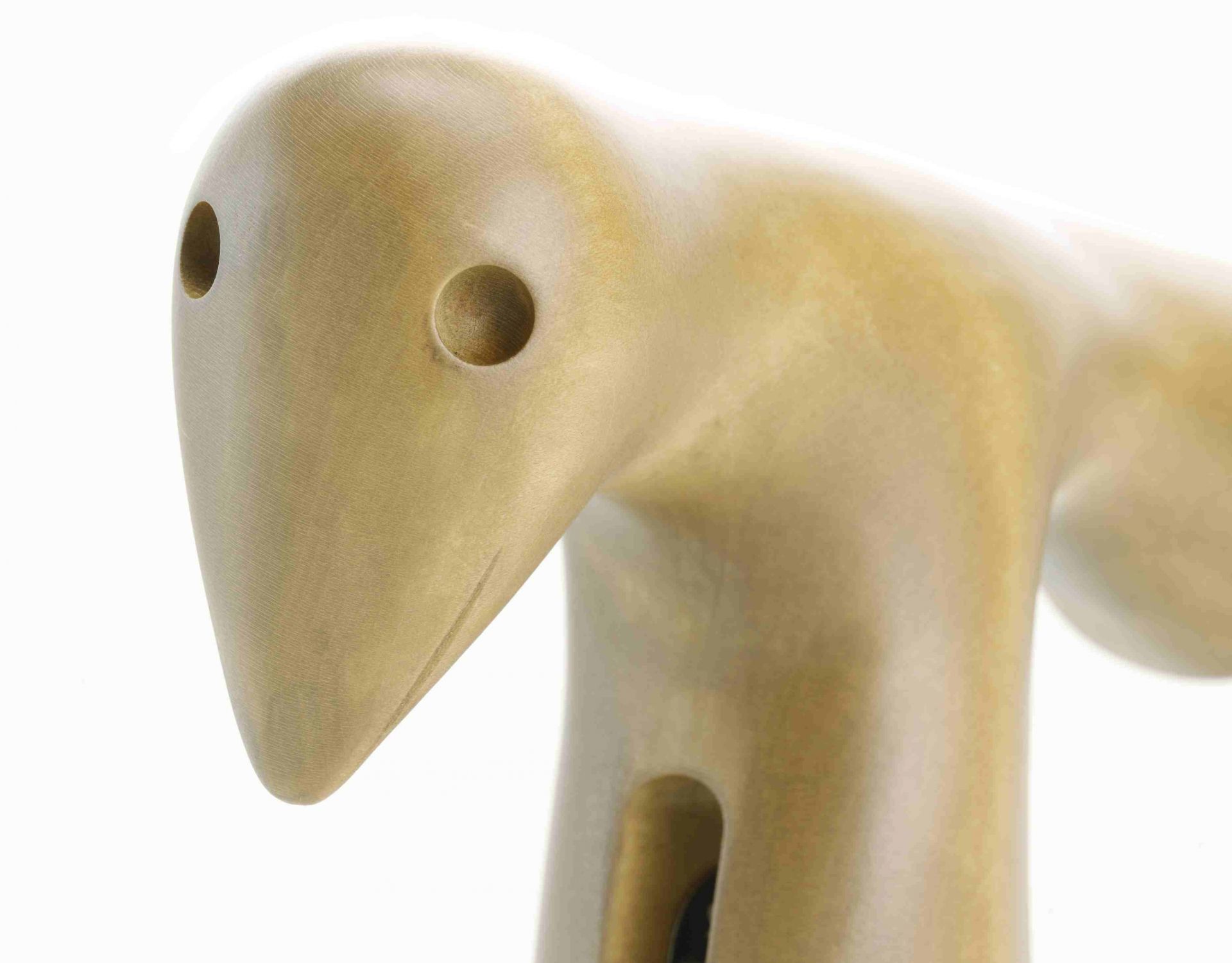 Nahaufnahme der Girard Bird Skulptur von Vitra, eine moderne Holzfigur für die Inneneinrichtung.