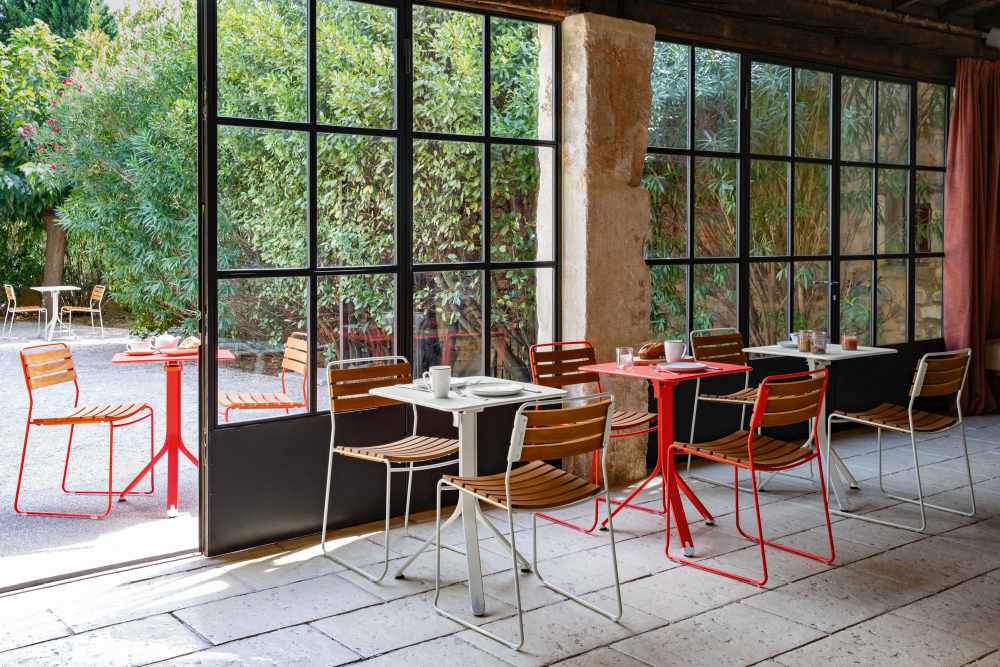 Fermob Surprising Teak Chair Outdoor: Teakholz Stuhl mit farbigem Metallgestell für Garten und Terrasse.