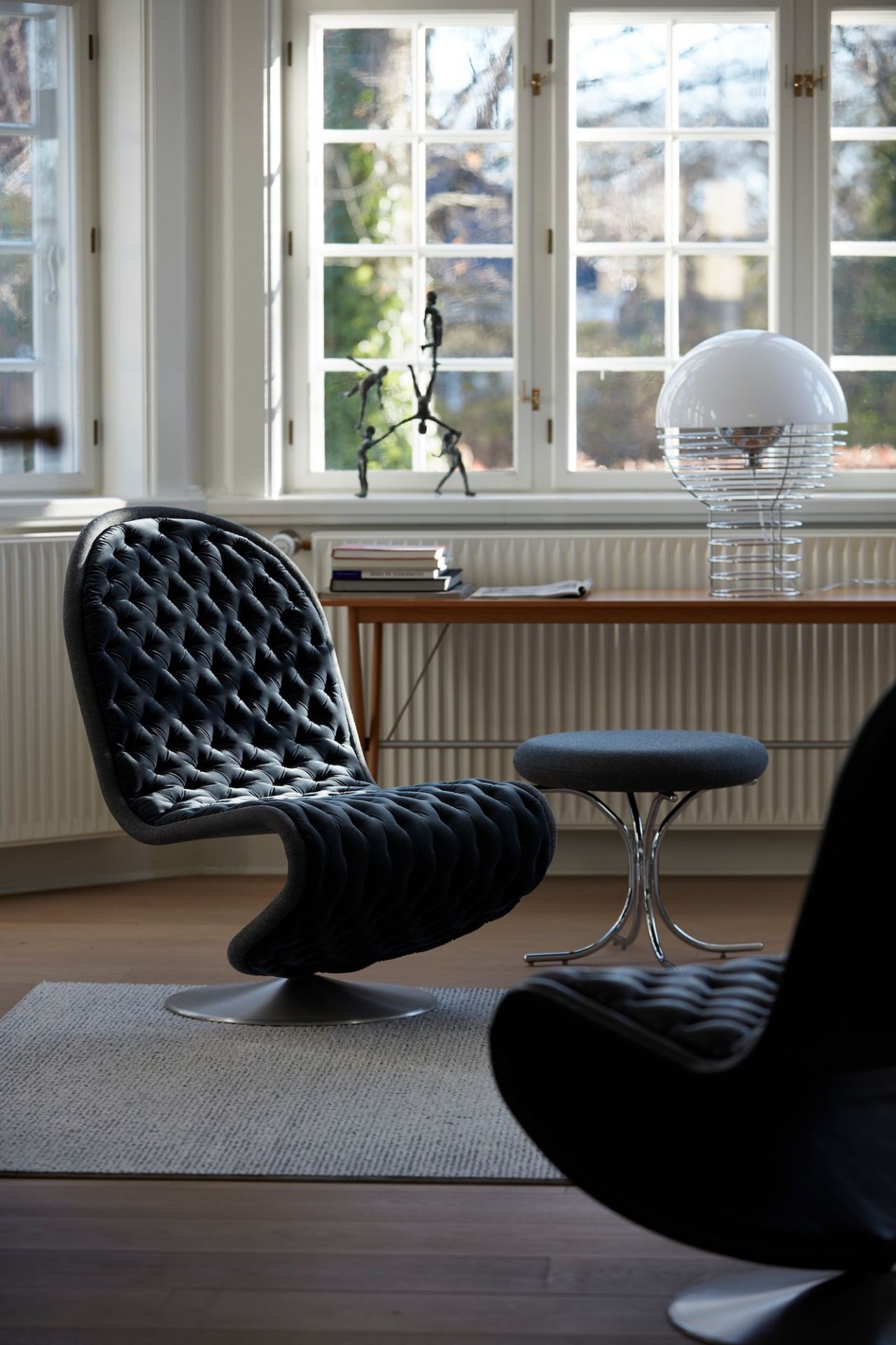 Verpan Wire Large Tischleuchte auf einem Tisch mit Stuhl und Sessel im Wohnzimmer.