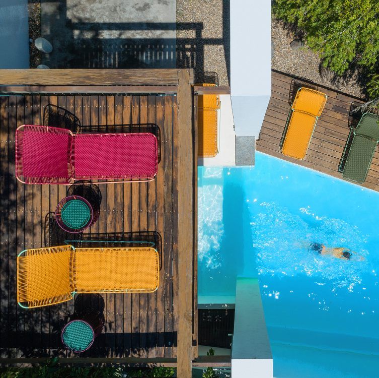 Draufsicht: Cielo Daybed in Rot und Gelb am Pool, Outdoor Liege für Garten.