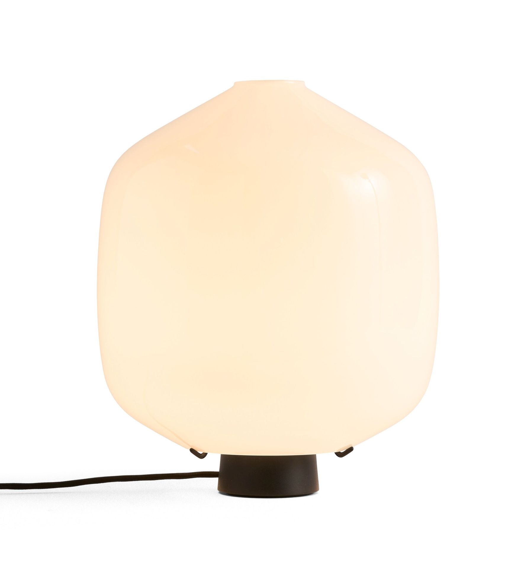 Nahaufnahme der leuchtenden Aspekt Buoy Tischleuchte von Hay, modernes Design mit Glas und dunklem Sockel.