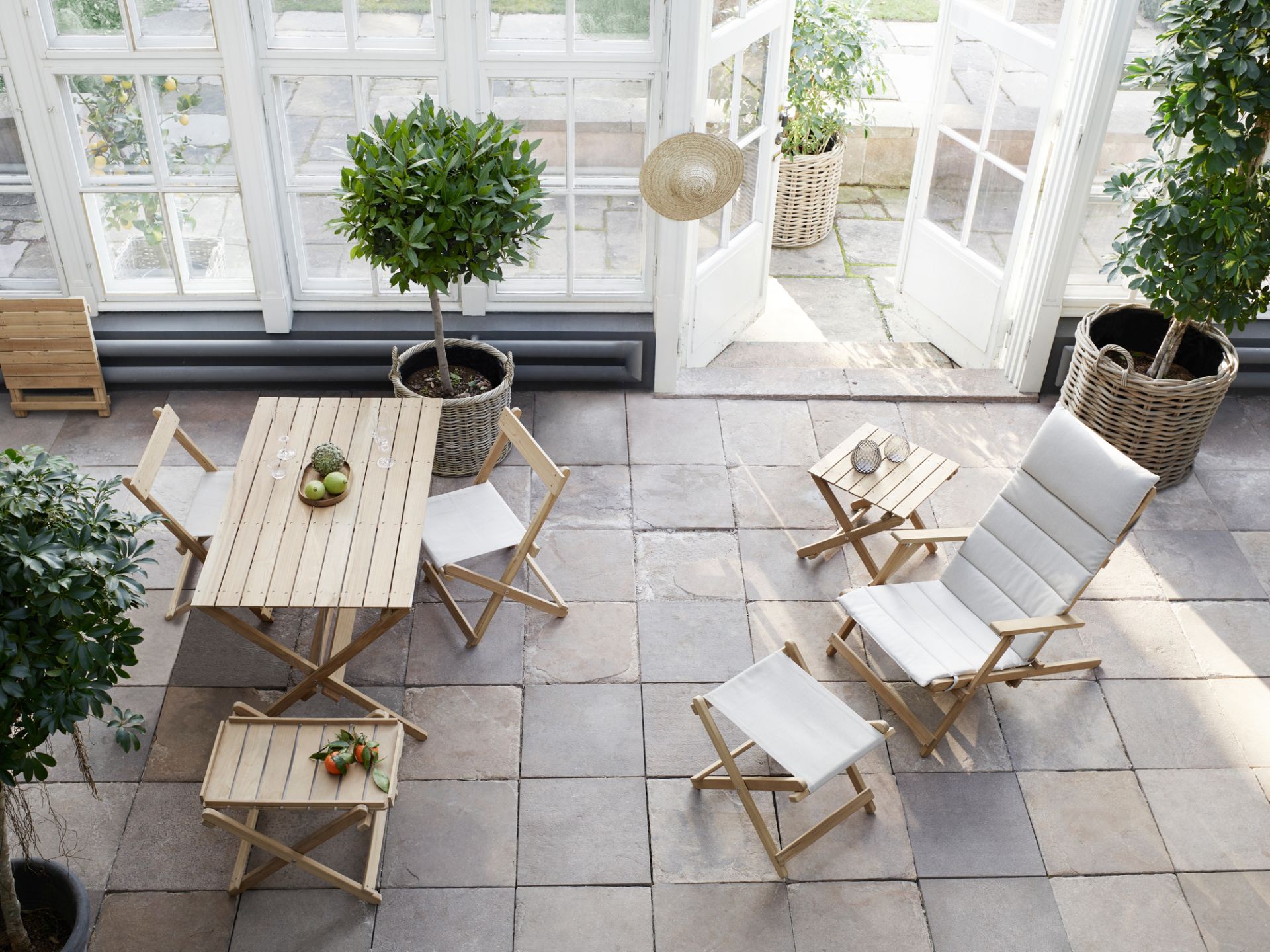 Draufsicht des Borge Mogensen Outdoor Stuhls von Carl Hansen & Søn mit Tisch und Gartenmöbeln.
