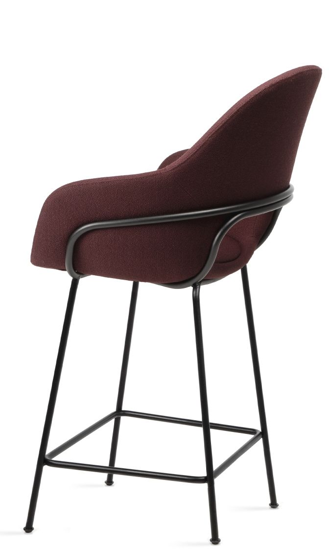 Theia Kitchen Armchair Barstool High von Freifrau Manufaktur, bordeauxroter Stoffbezug, schwarzes Metallgestell, Küchenhocker für die Bar.